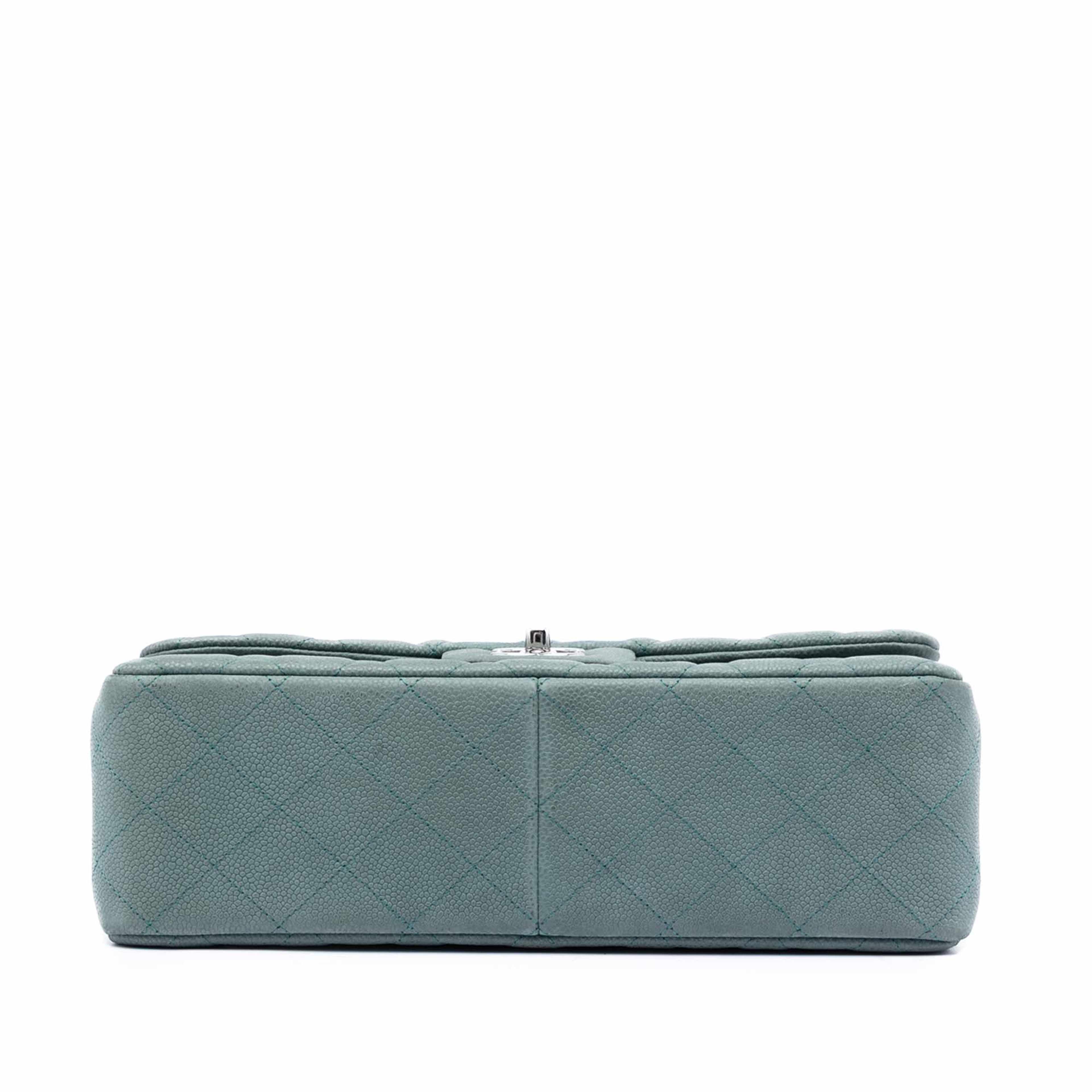 Chanel Jumbo Classic Iridescent Caviar Double Flap, från Luxclusif, i färgen turquoise. Klicka för att öppna bilden i stort format