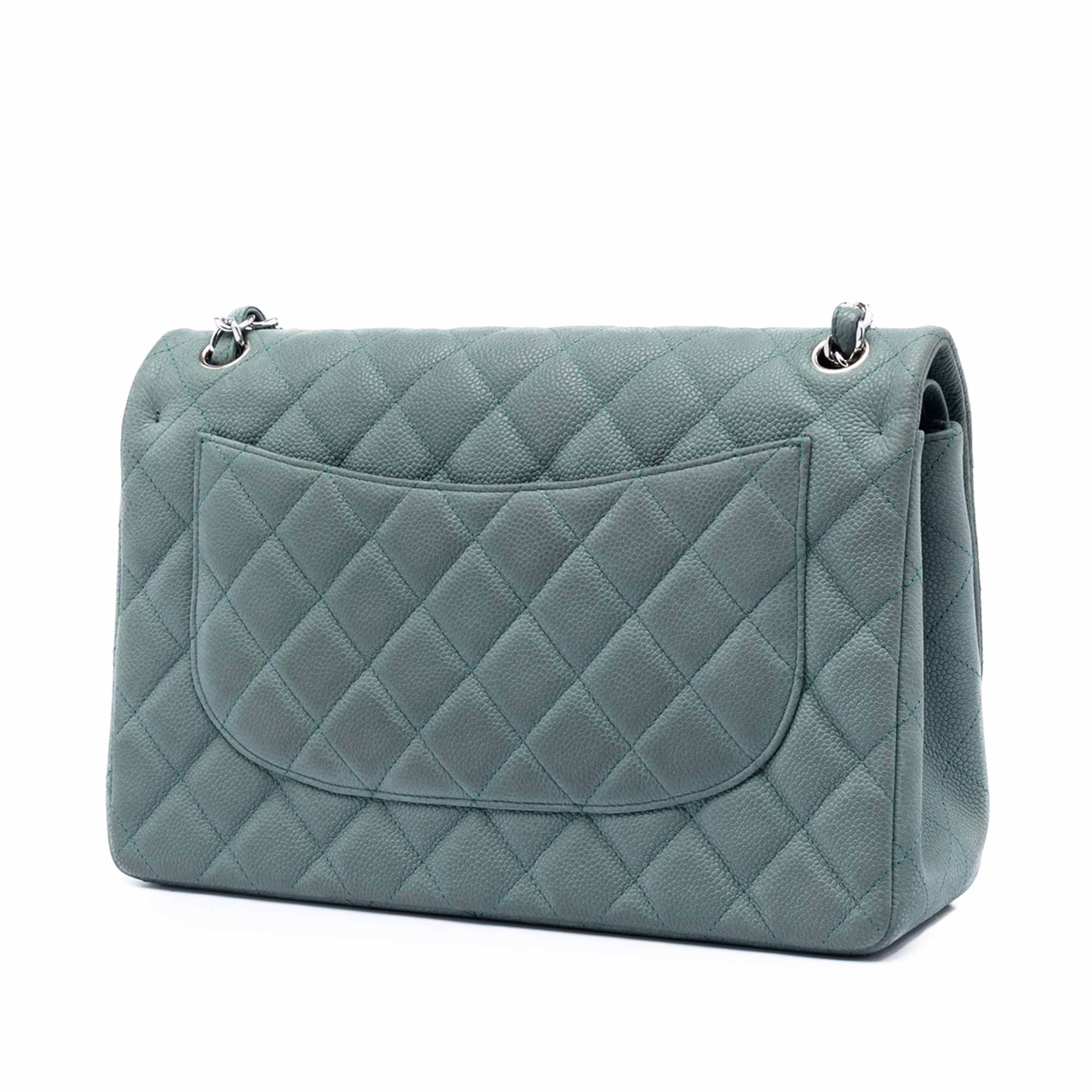 Chanel Jumbo Classic Iridescent Caviar Double Flap, från Luxclusif, i färgen blå. Klicka för att öppna bilden i stort format
