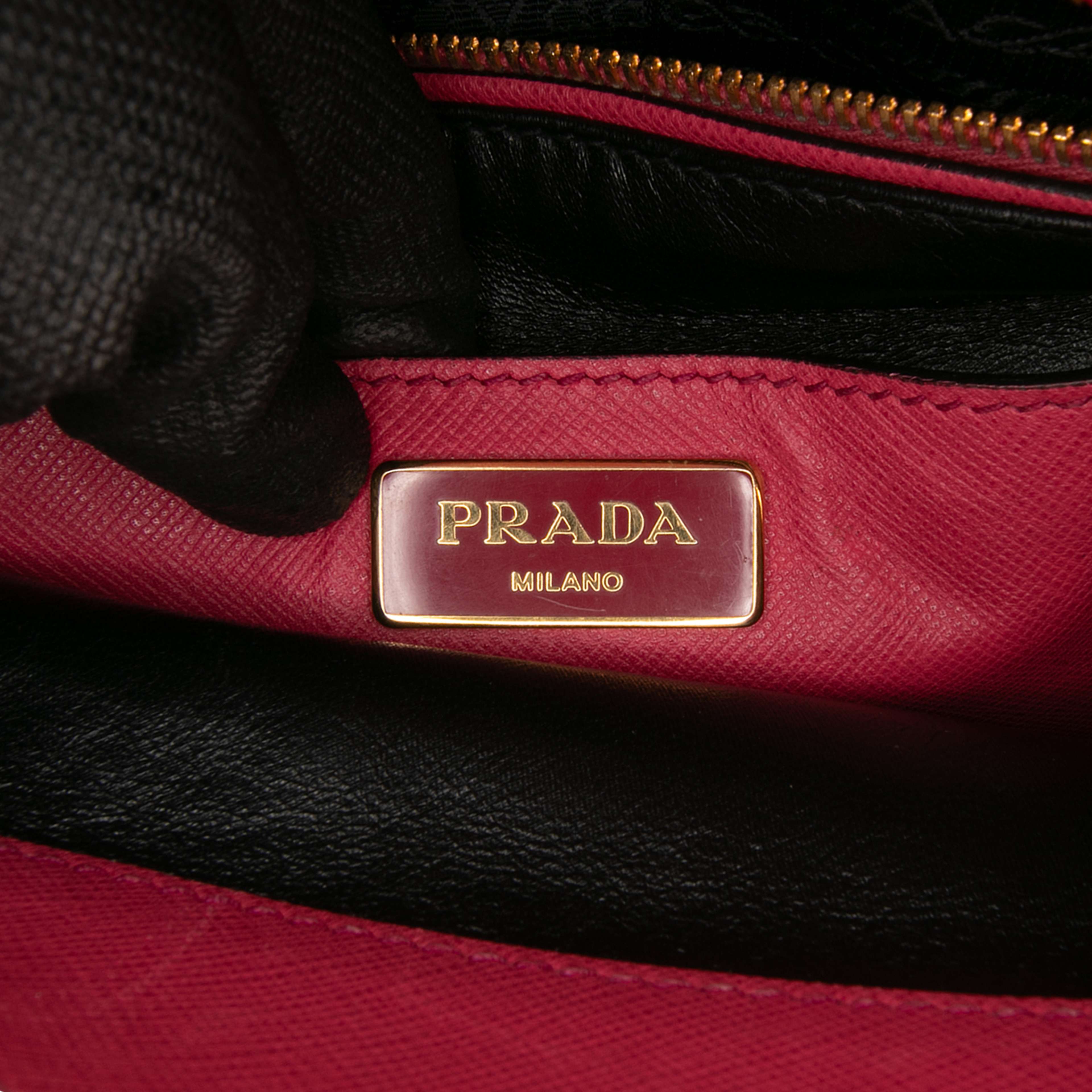 Prada Saffiano Soft Triple Pocket Tote, från Luxclusif, i färgen pink. Klicka för att öppna bilden i stort format