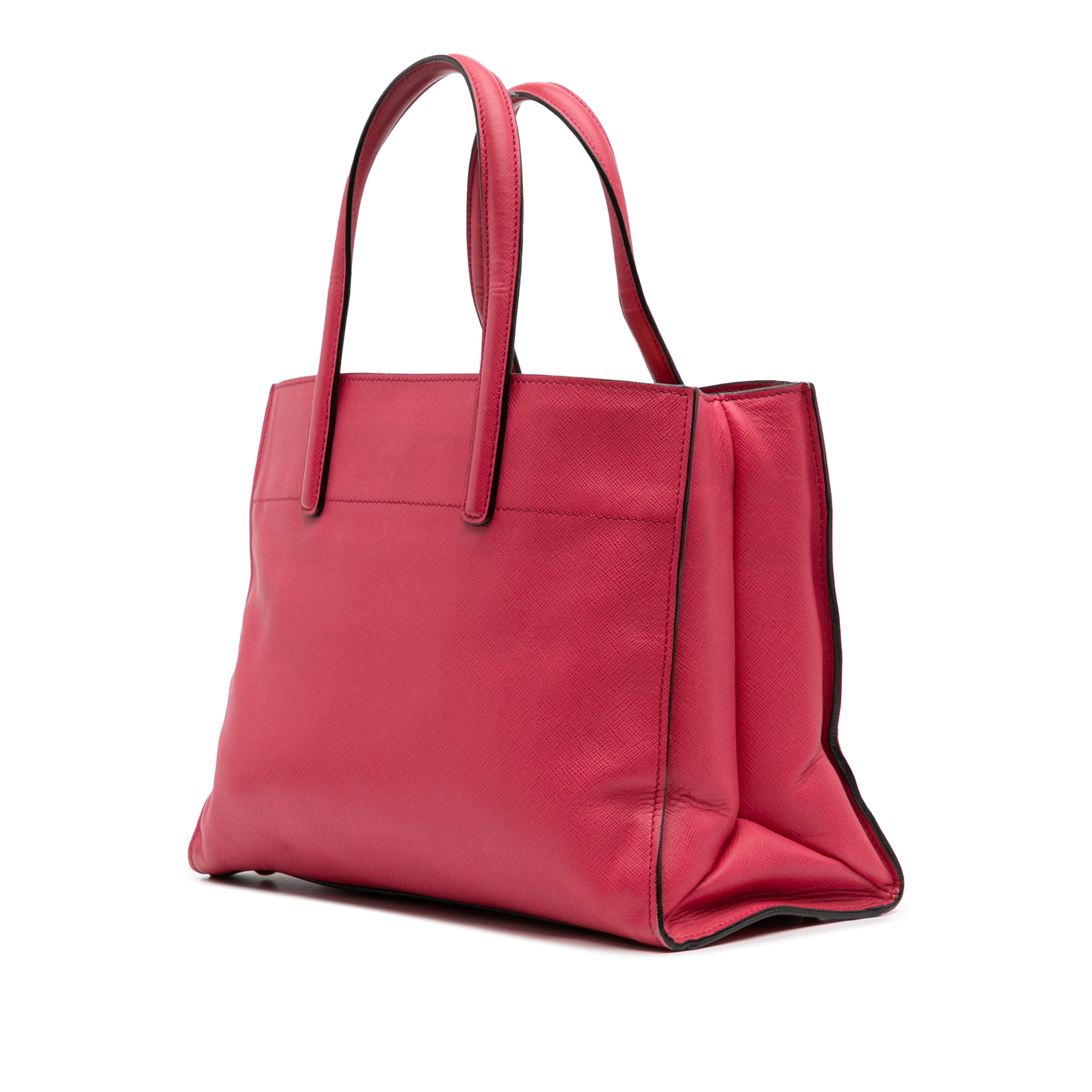 Prada Saffiano Soft Triple Pocket Tote, från Luxclusif, i färgen pink. Klicka för att öppna bilden i stort format