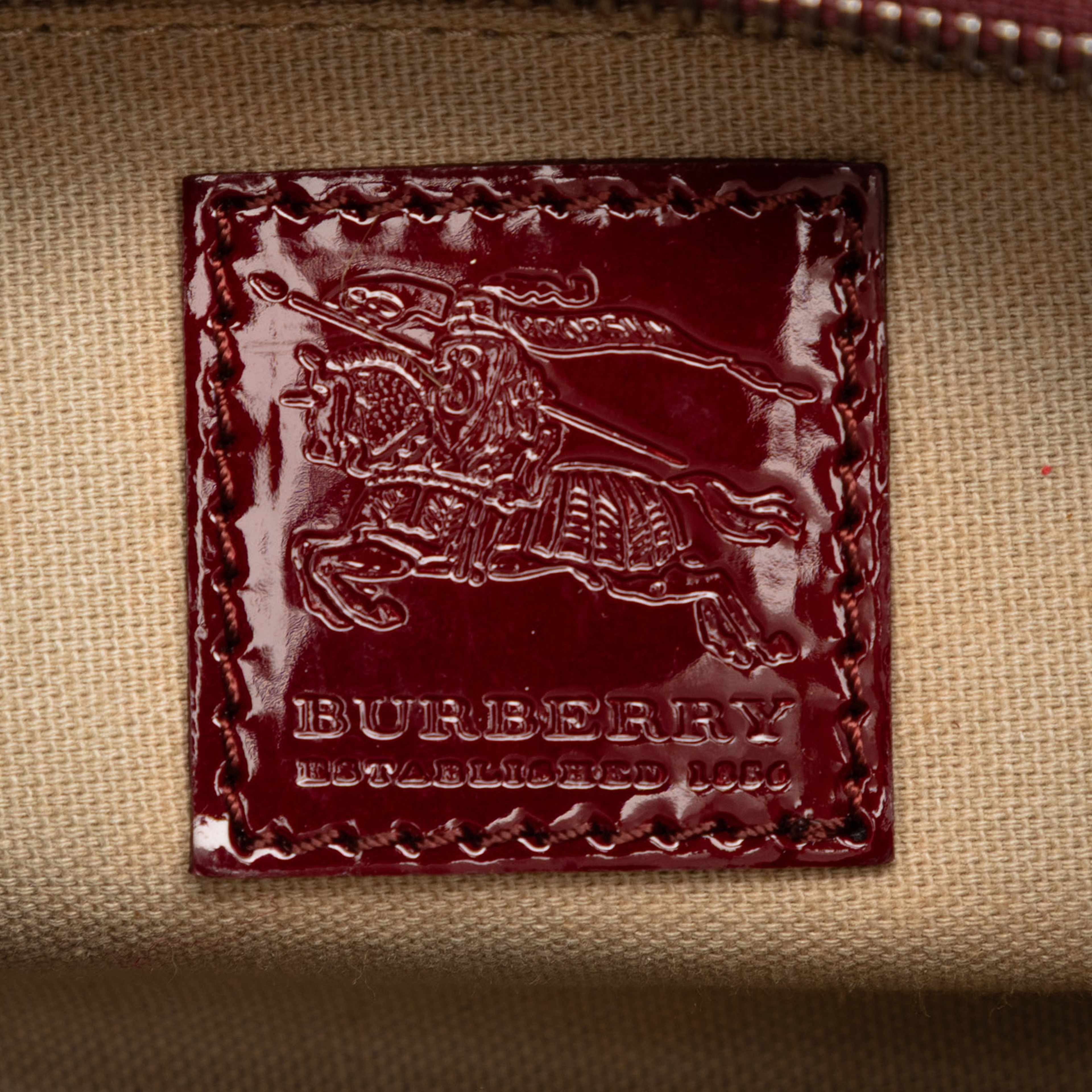 Burberry Small Nova Check Coated Canvas Hearts Hernville Hobo, från Luxclusif, i färgen beige. Klicka för att öppna bilden i stort format