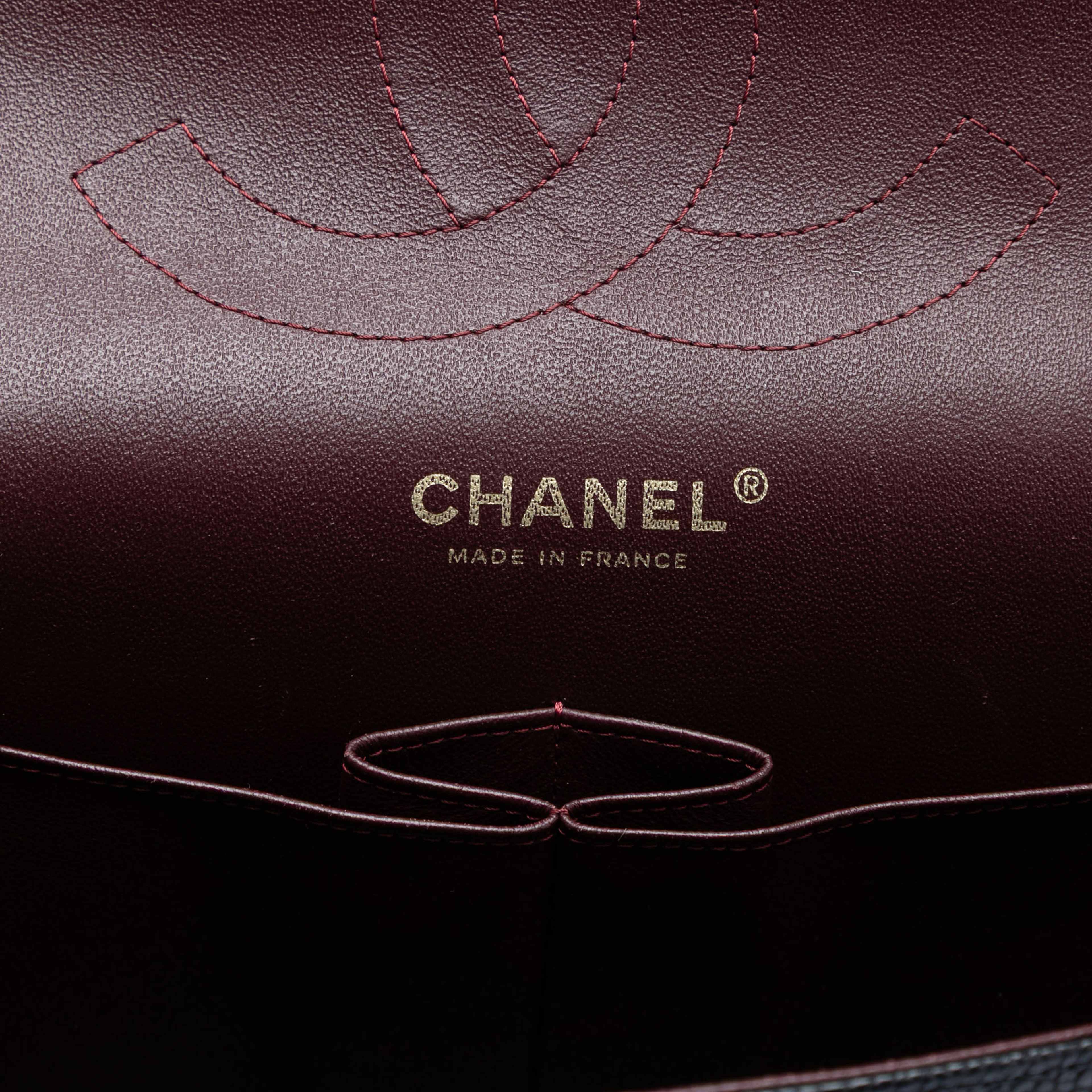 Chanel Jumbo Classic Caviar Double Flap, från Luxclusif, i färgen black. Klicka för att öppna bilden i stort format