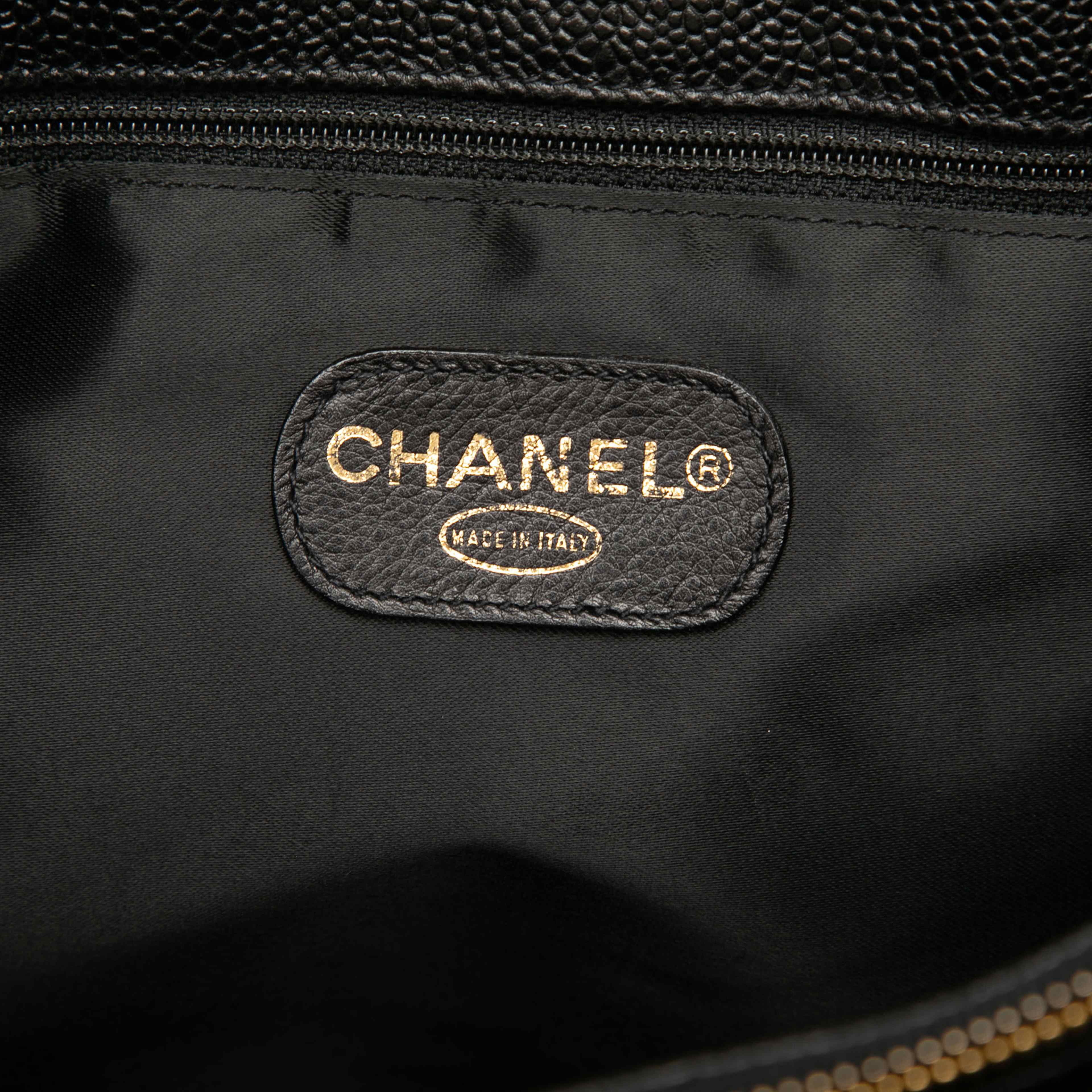 Chanel Cc Caviar Chain Tote, från Luxclusif, i färgen black. Klicka för att öppna bilden i stort format