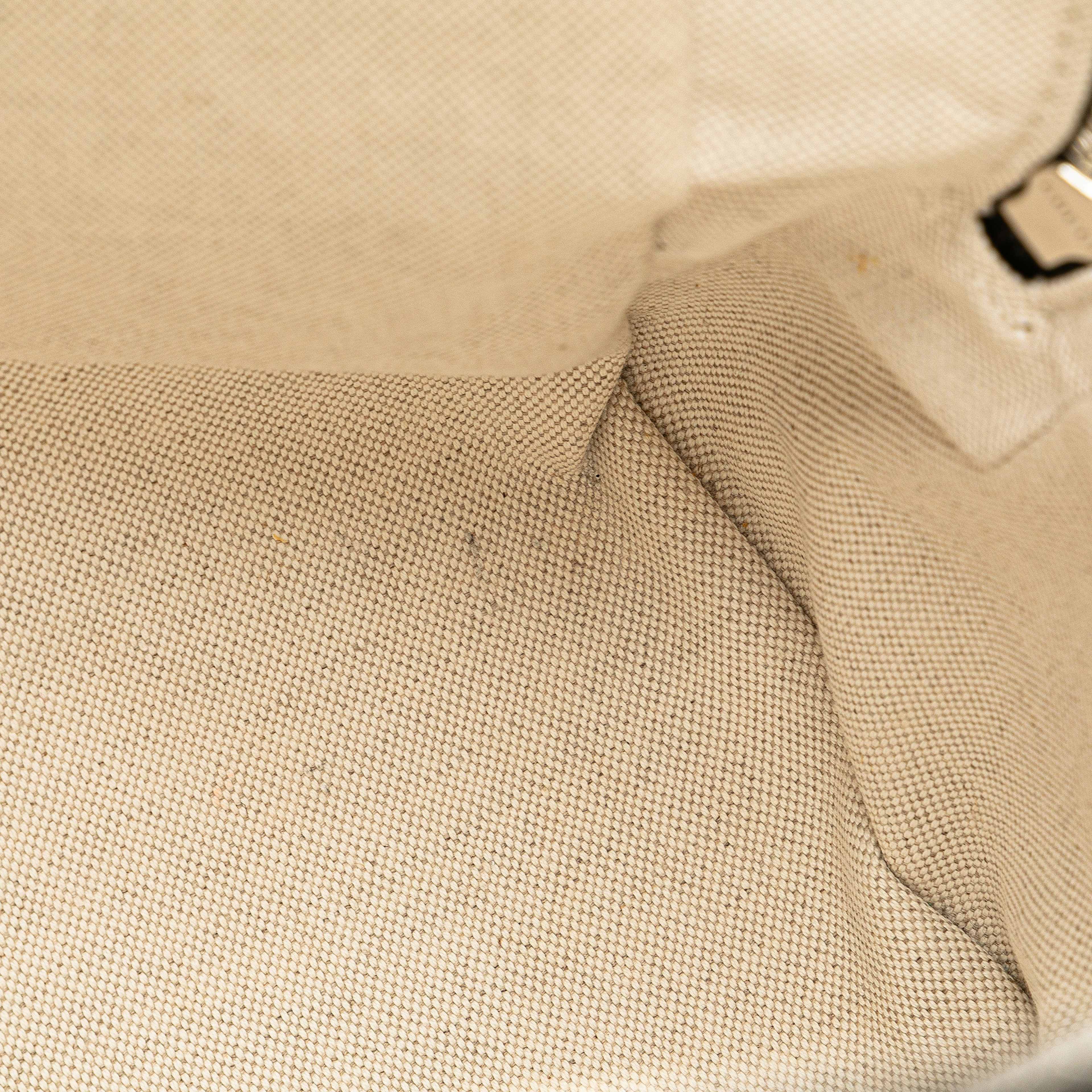 Gucci Gg Embossed Backpack, från Luxclusif, i färgen black. Klicka för att öppna bilden i stort format