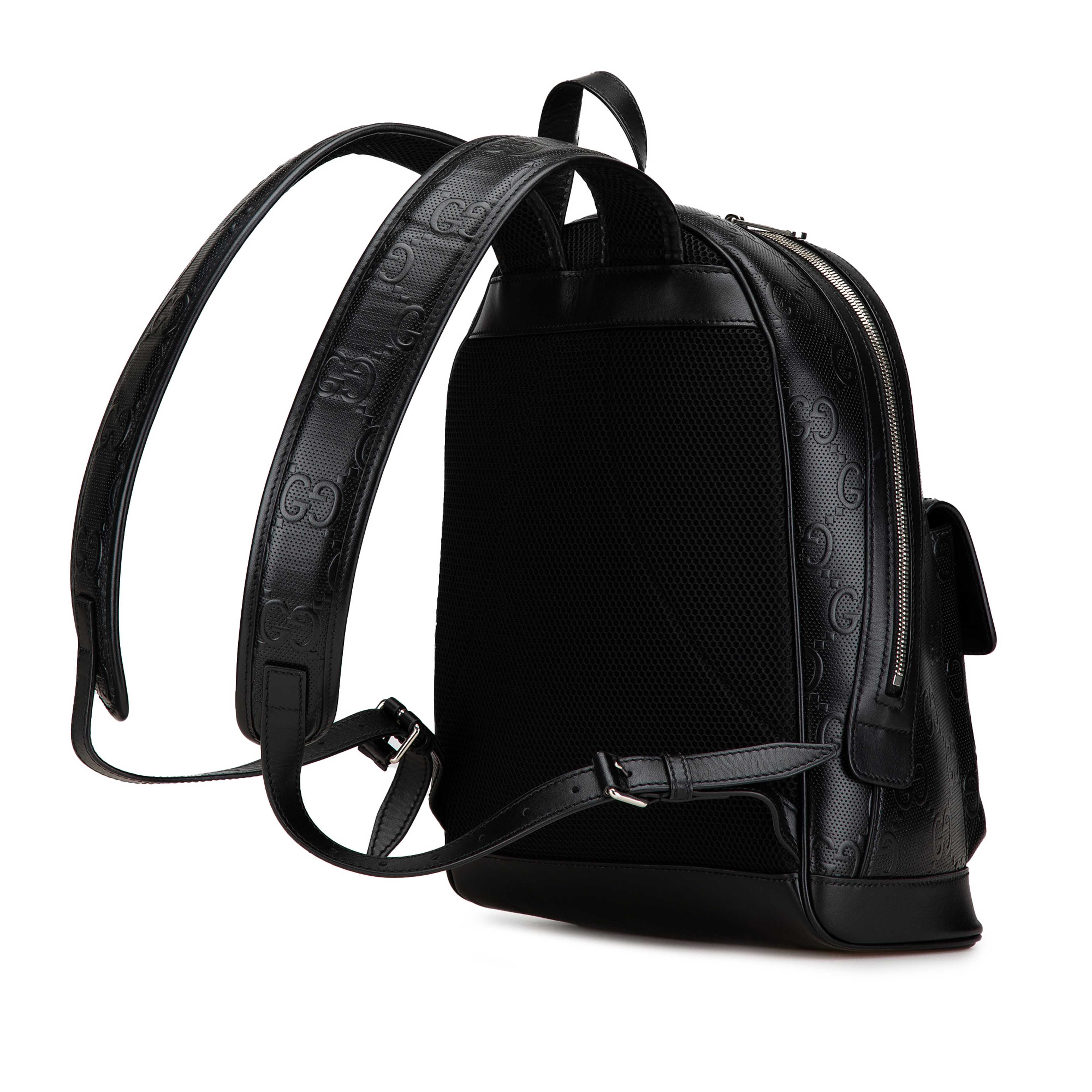 Gucci Gg Embossed Backpack, från Luxclusif, i färgen black. Klicka för att öppna bilden i stort format