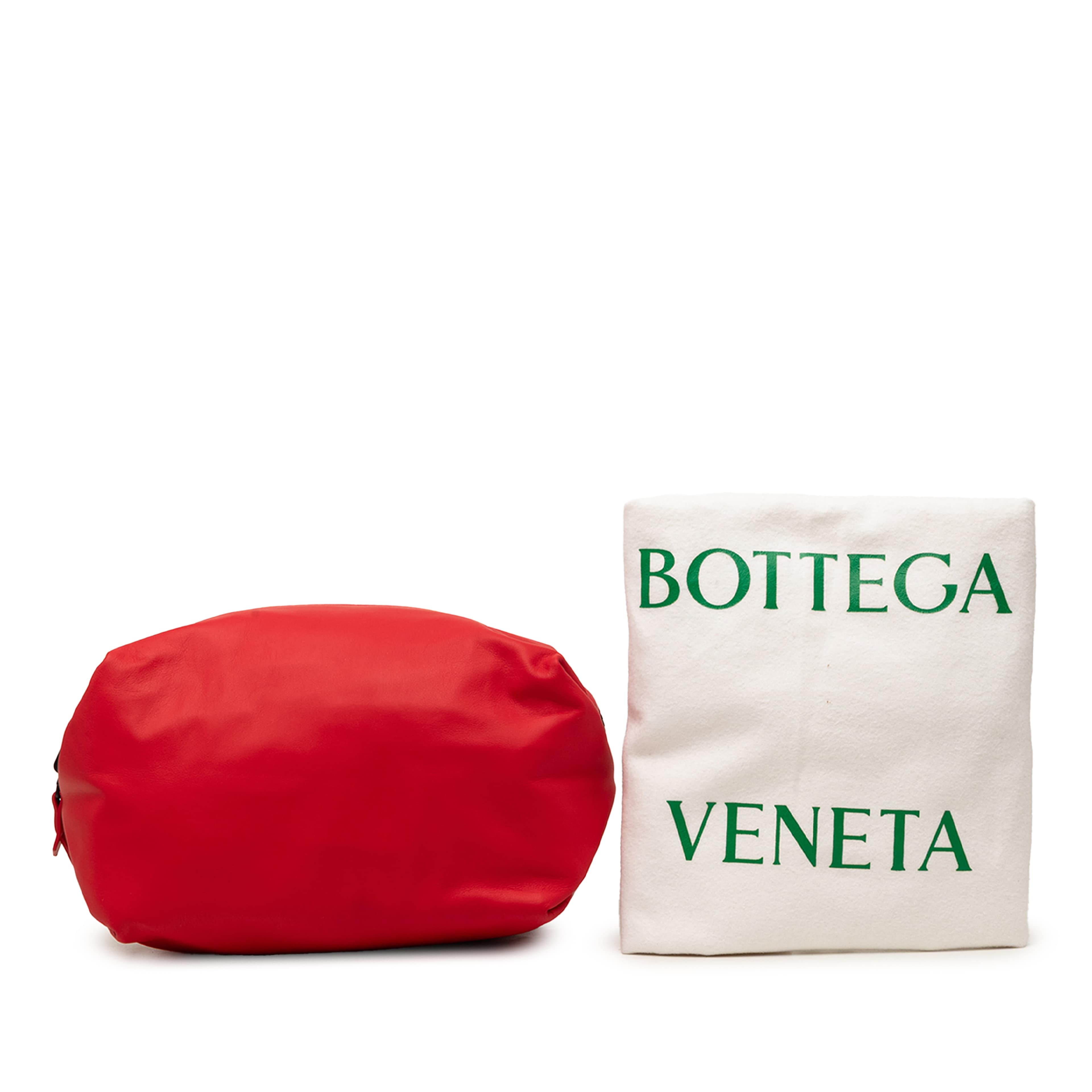 Bottega Veneta Lambskin Pouch, från Luxclusif, i färgen röd. Klicka för att öppna bilden i stort format