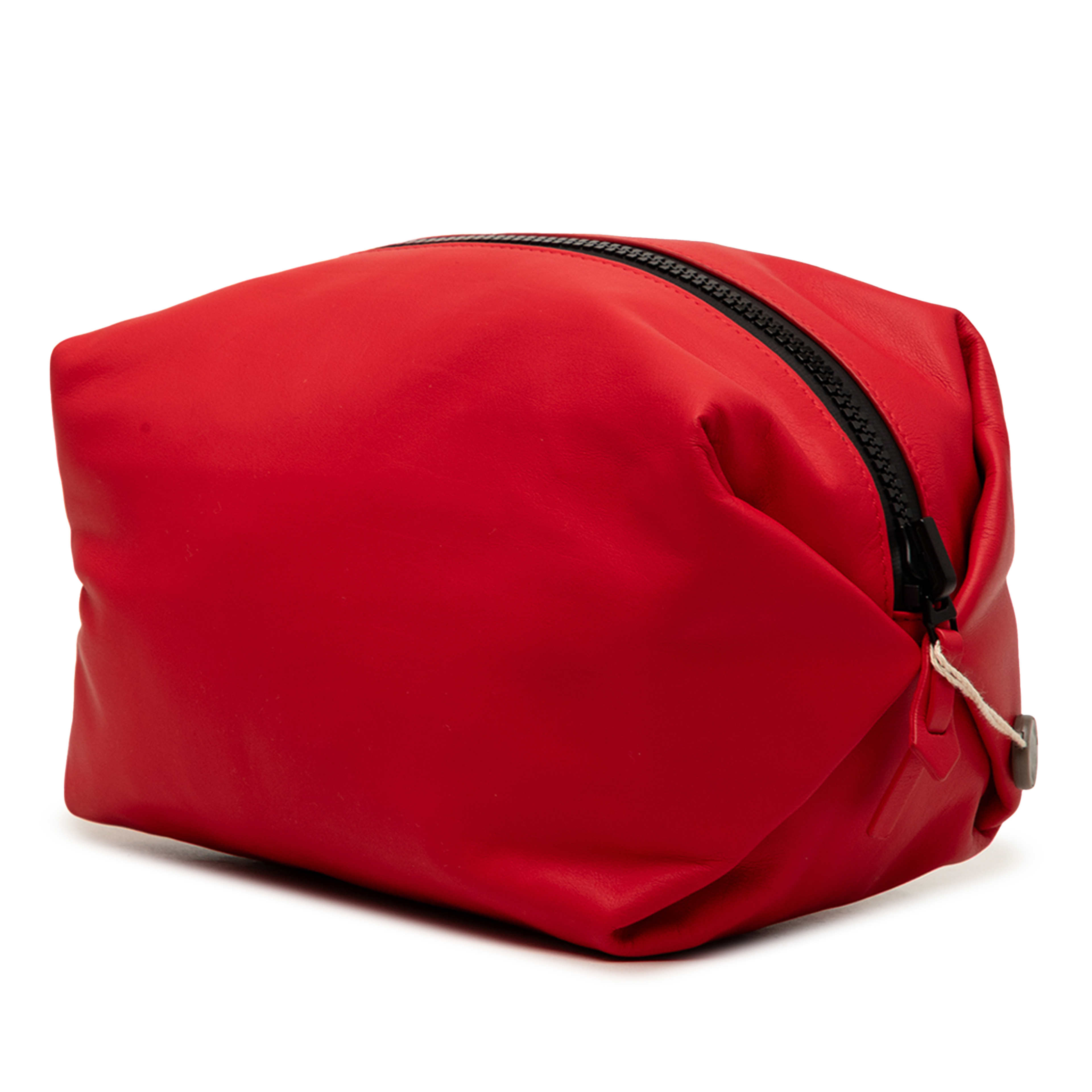 Bottega Veneta Lambskin Pouch, från Luxclusif, i färgen röd. Klicka för att öppna bilden i stort format