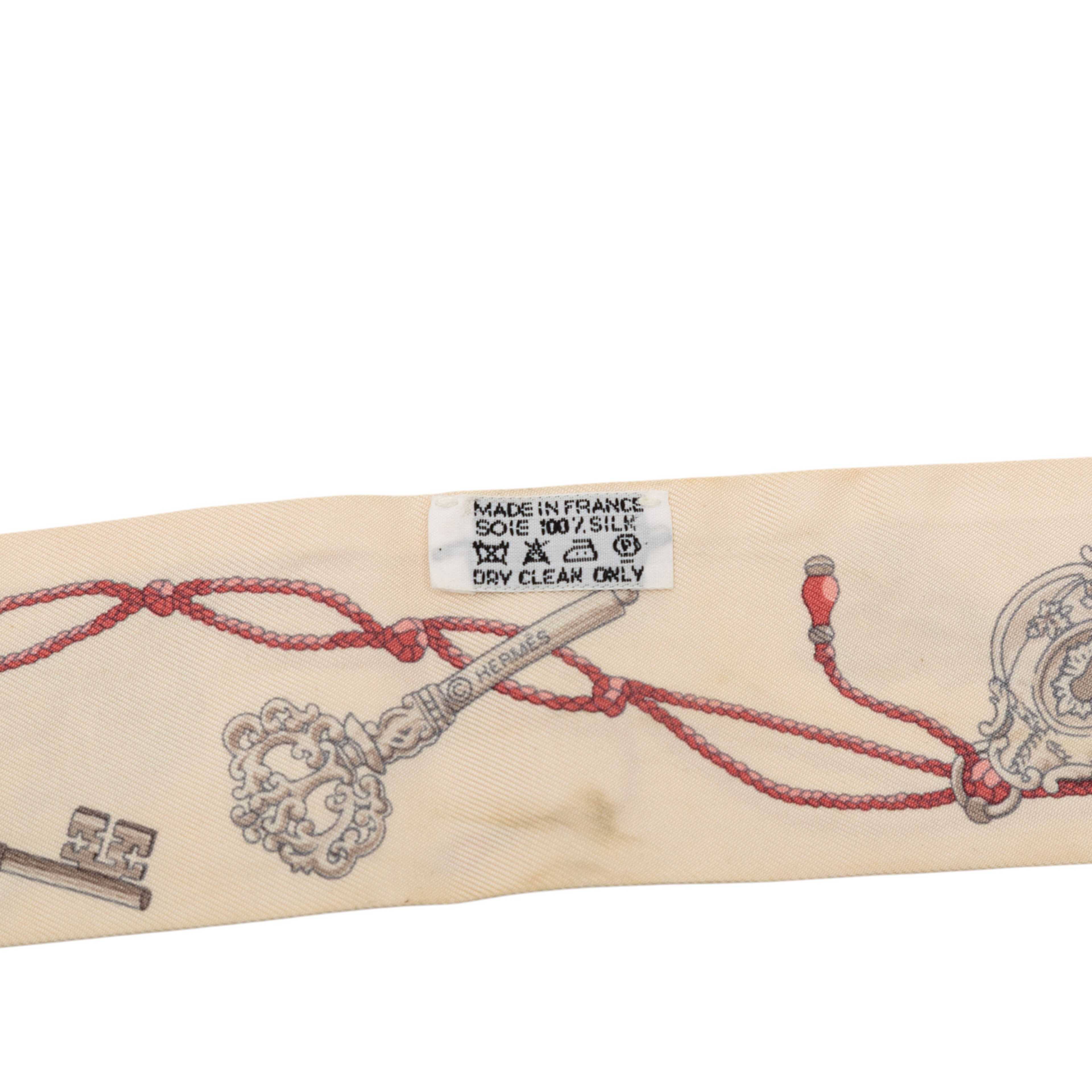 Hermès Les Cles A Pois Twilly Silk Scarf, från Luxclusif, i färgen beige. Klicka för att öppna bilden i stort format