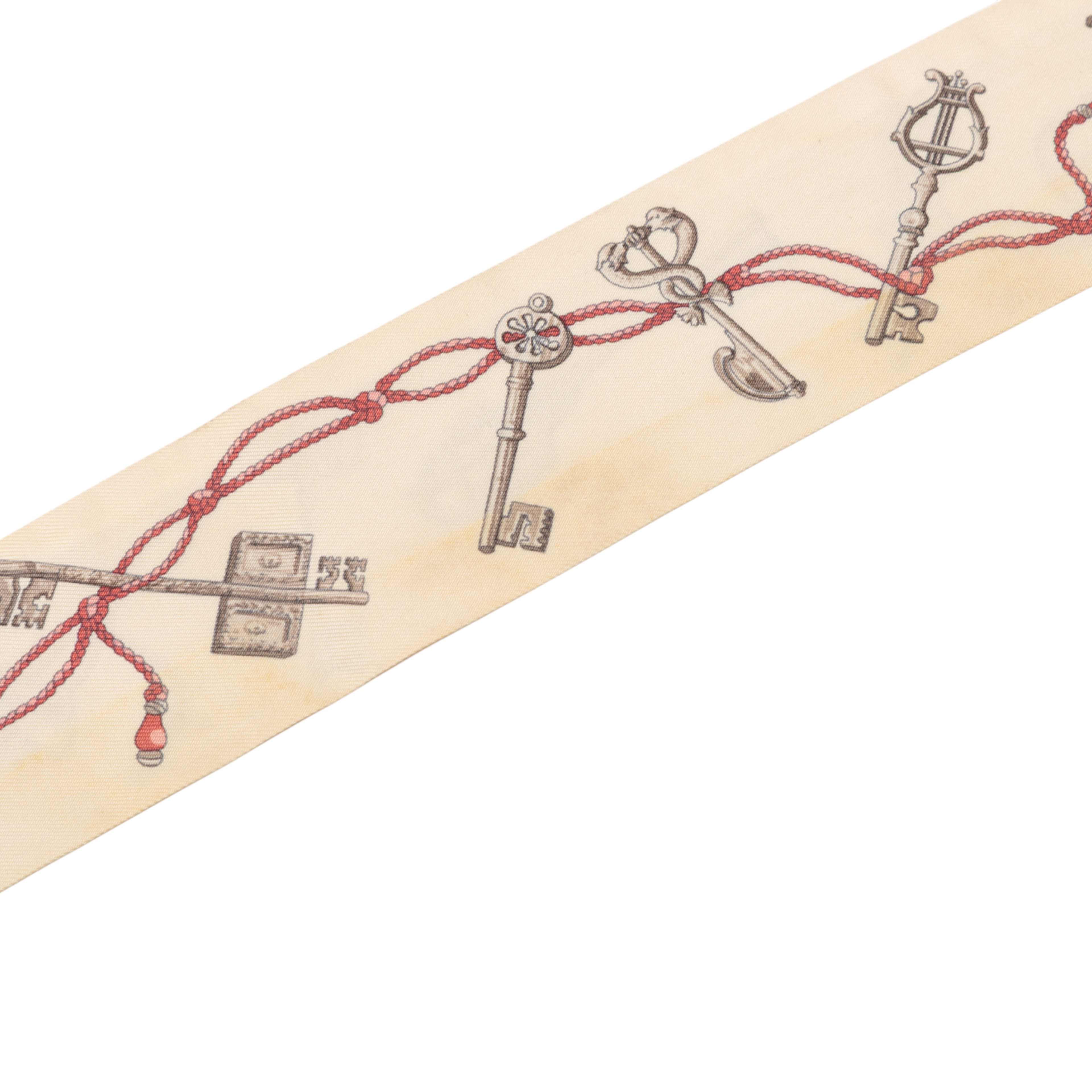 Hermès Les Cles A Pois Twilly Silk Scarf, från Luxclusif, i färgen beige. Klicka för att öppna bilden i stort format