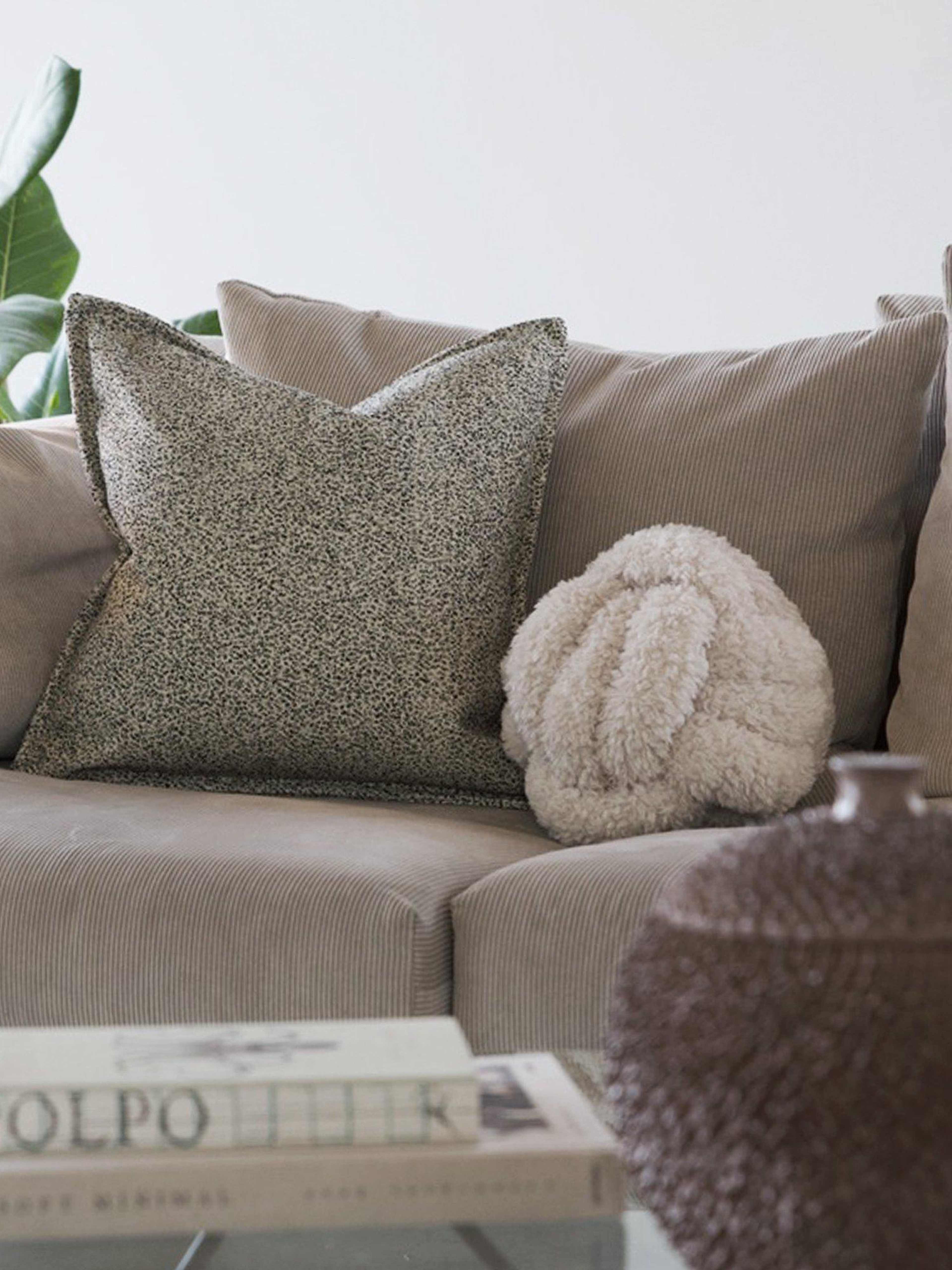 Hella Kuddfodral, från Svanefors, i färgen beige. Klicka för att öppna bilden i stort format