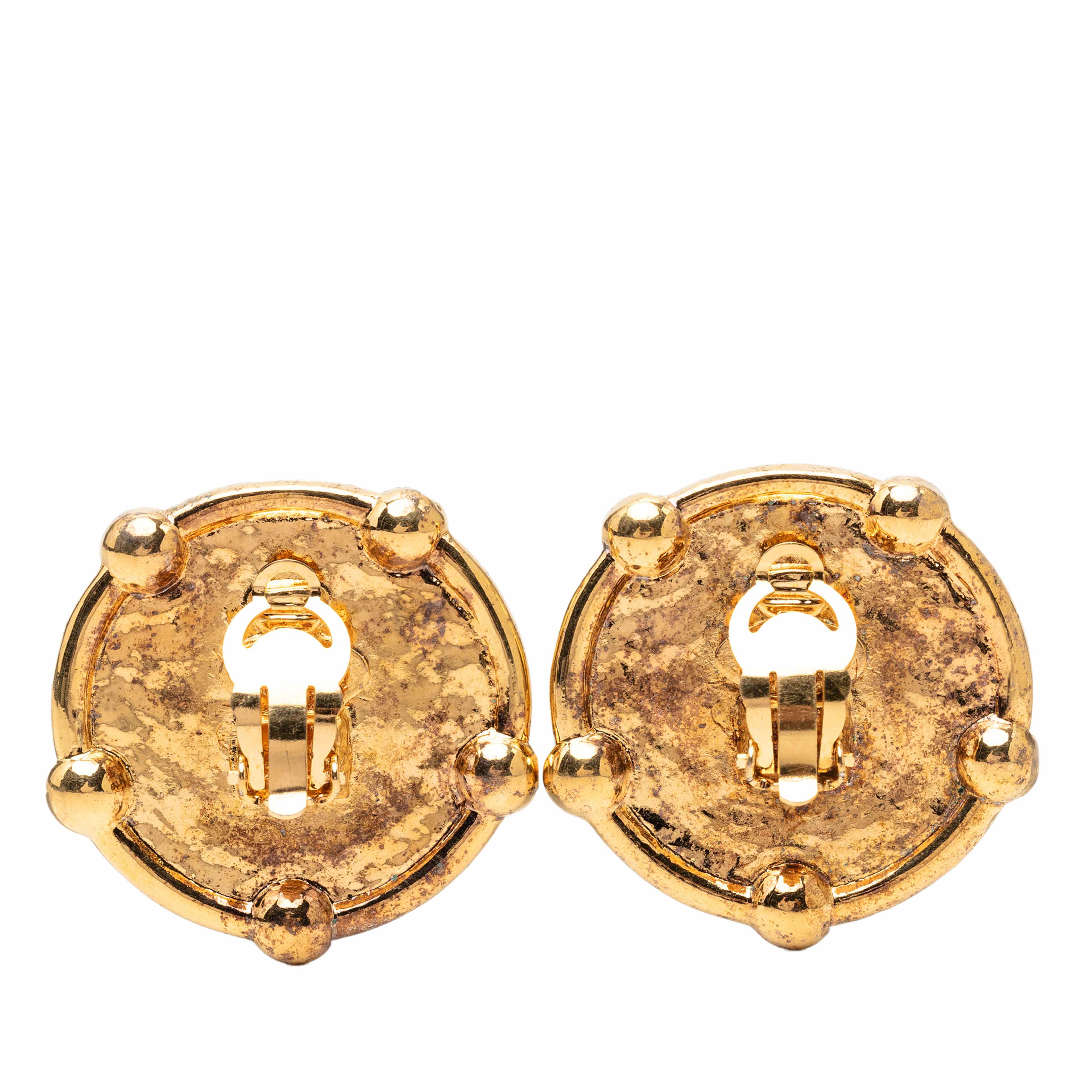 Chanel Cc Gold Plated Round Clip On Earrings, från Luxclusif, i färgen gold. Klicka för att öppna bilden i stort format