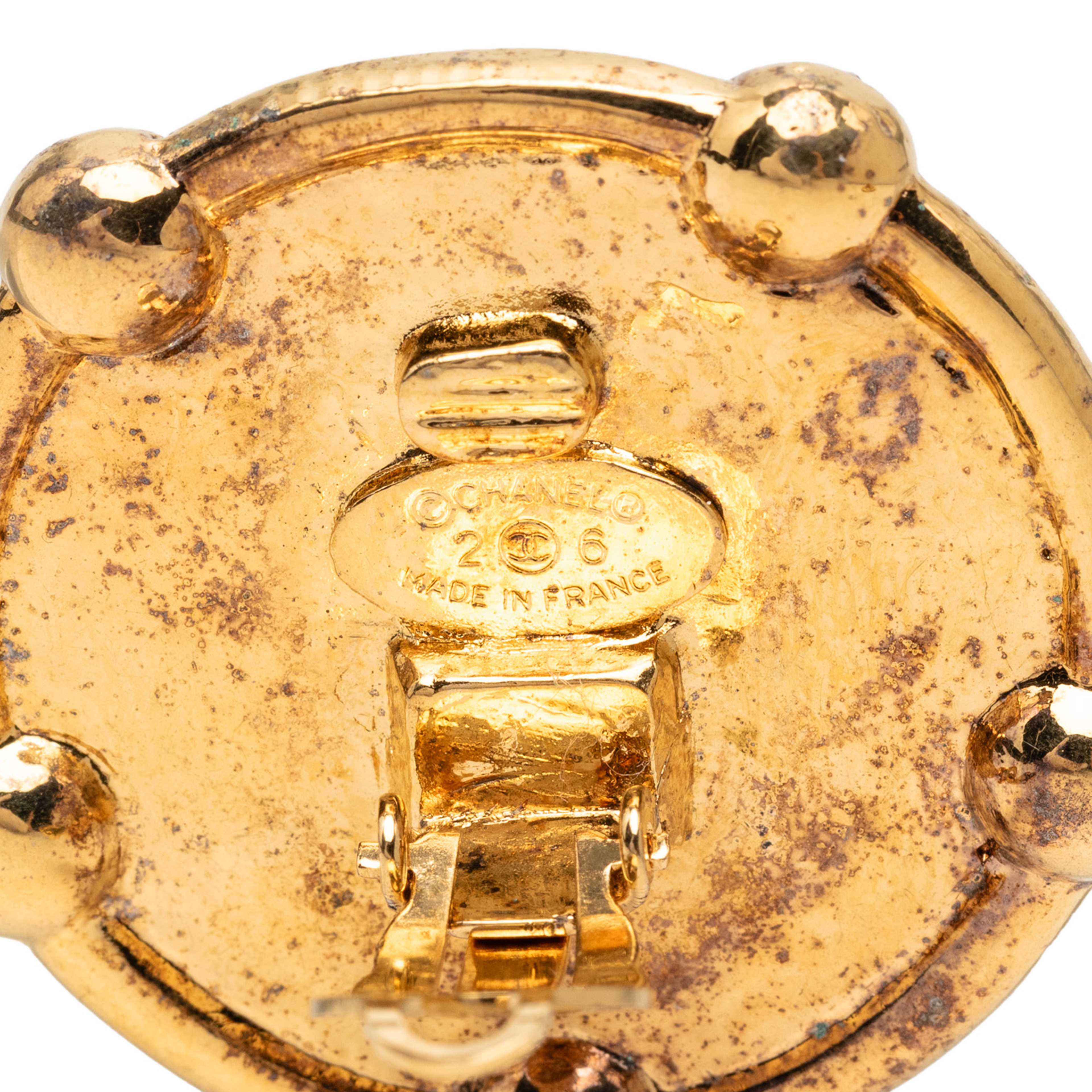Chanel Cc Gold Plated Round Clip On Earrings, från Luxclusif, i färgen guld. Klicka för att öppna bilden i stort format