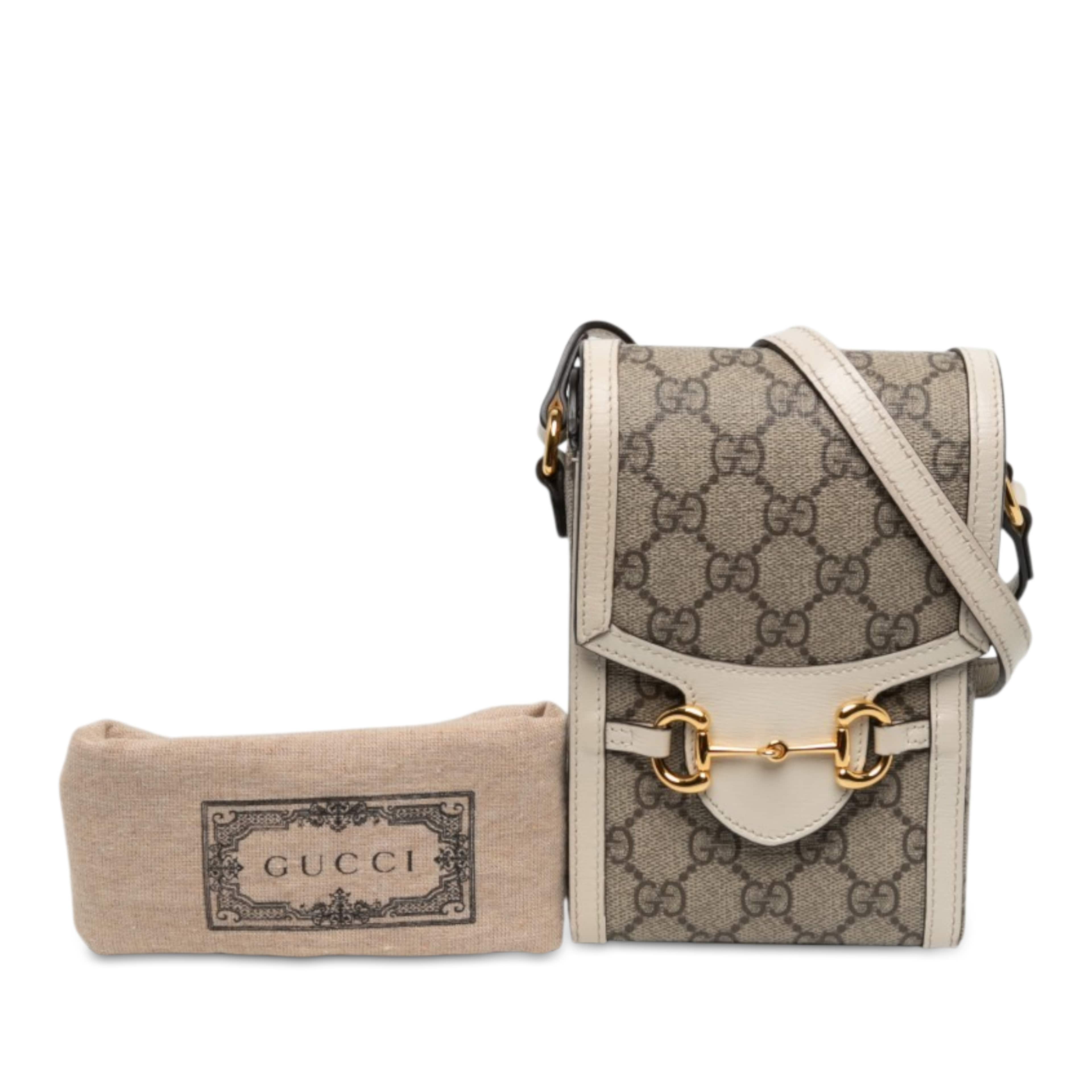 Gucci Mini Gg Supreme Horsebit 1955 Crossbody, från Luxclusif, i färgen beige. Klicka för att öppna bilden i stort format