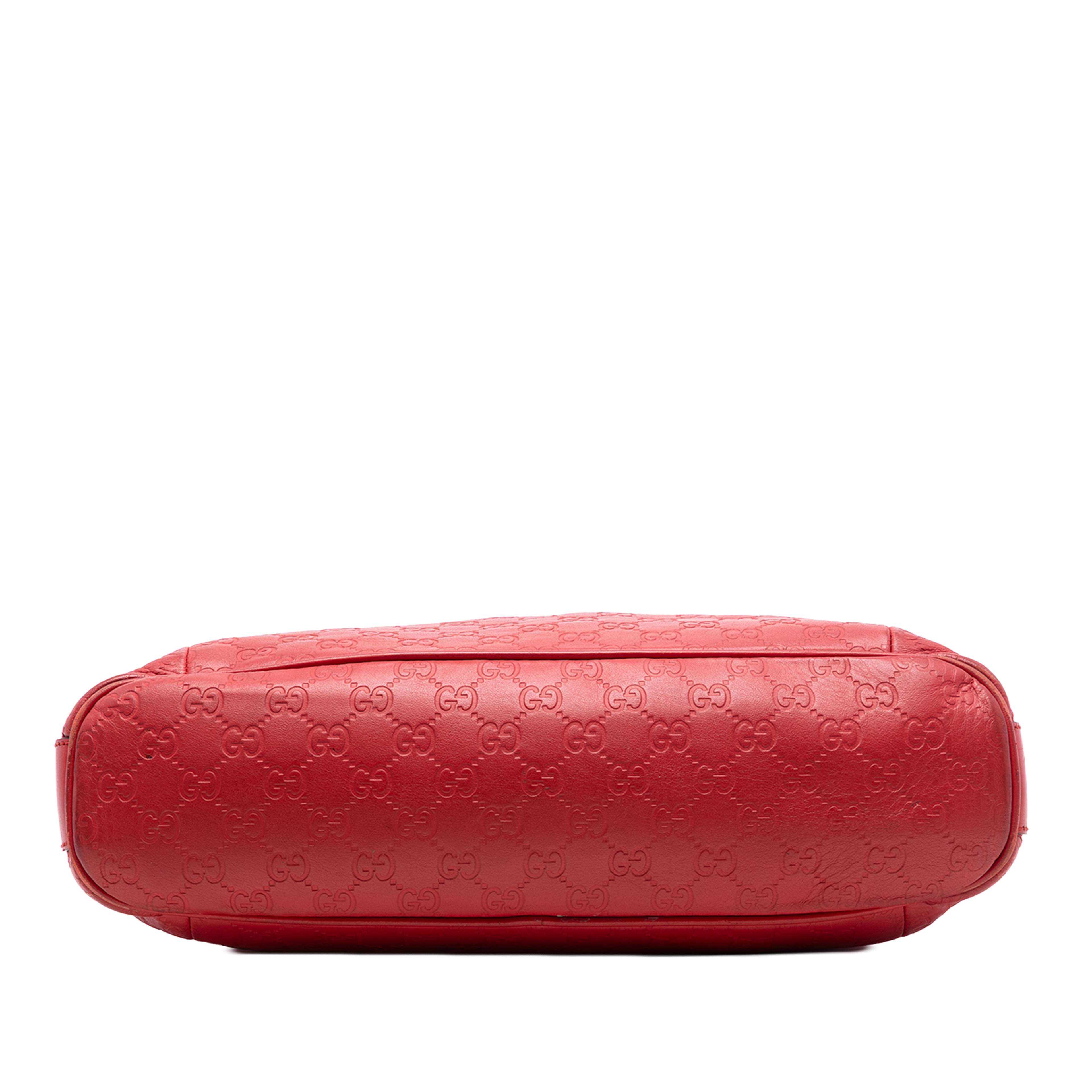 Gucci Guccissima Bamboo D Ring Hobo, från Luxclusif, i färgen red. Klicka för att öppna bilden i stort format