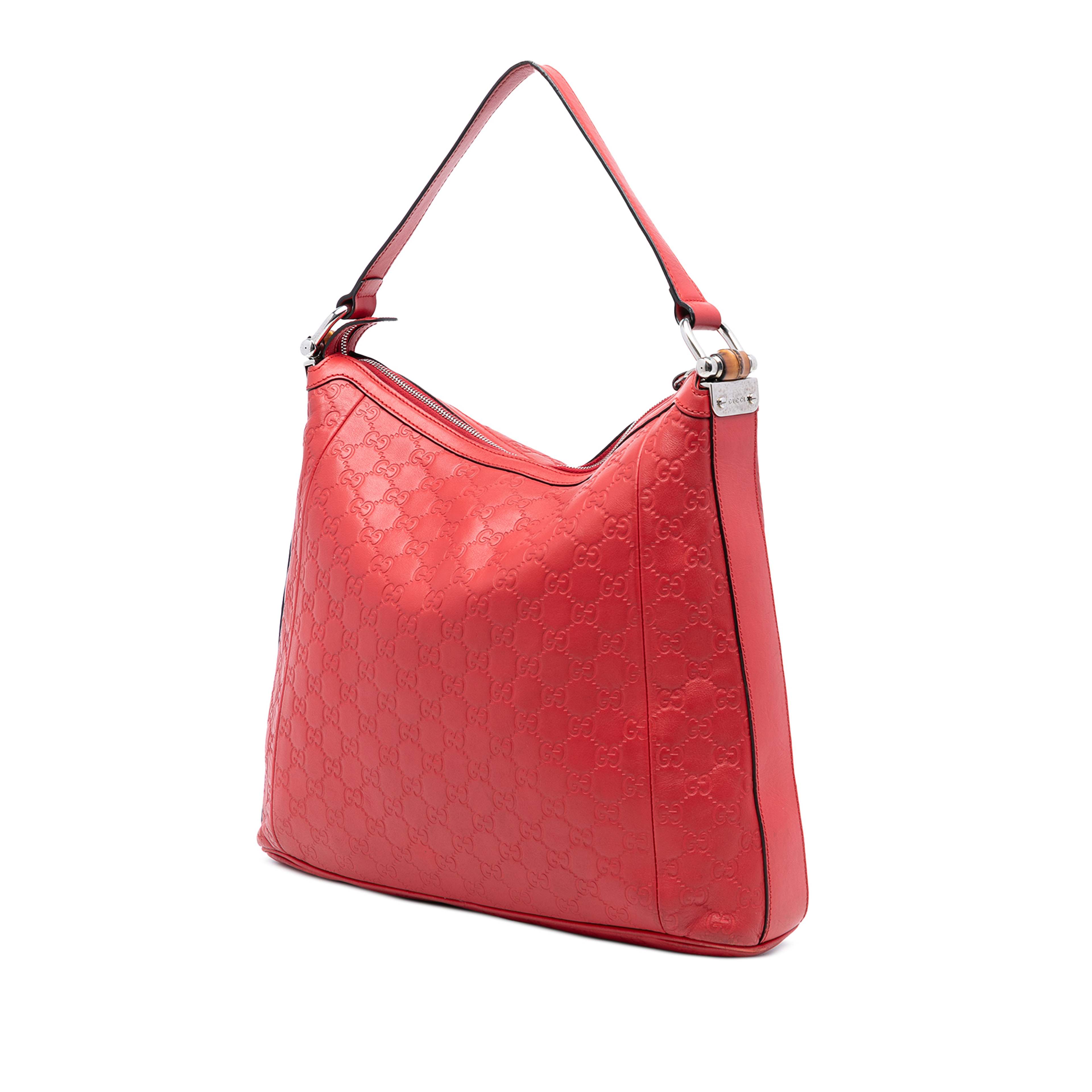 Gucci Guccissima Bamboo D Ring Hobo, från Luxclusif, i färgen röd. Klicka för att öppna bilden i stort format
