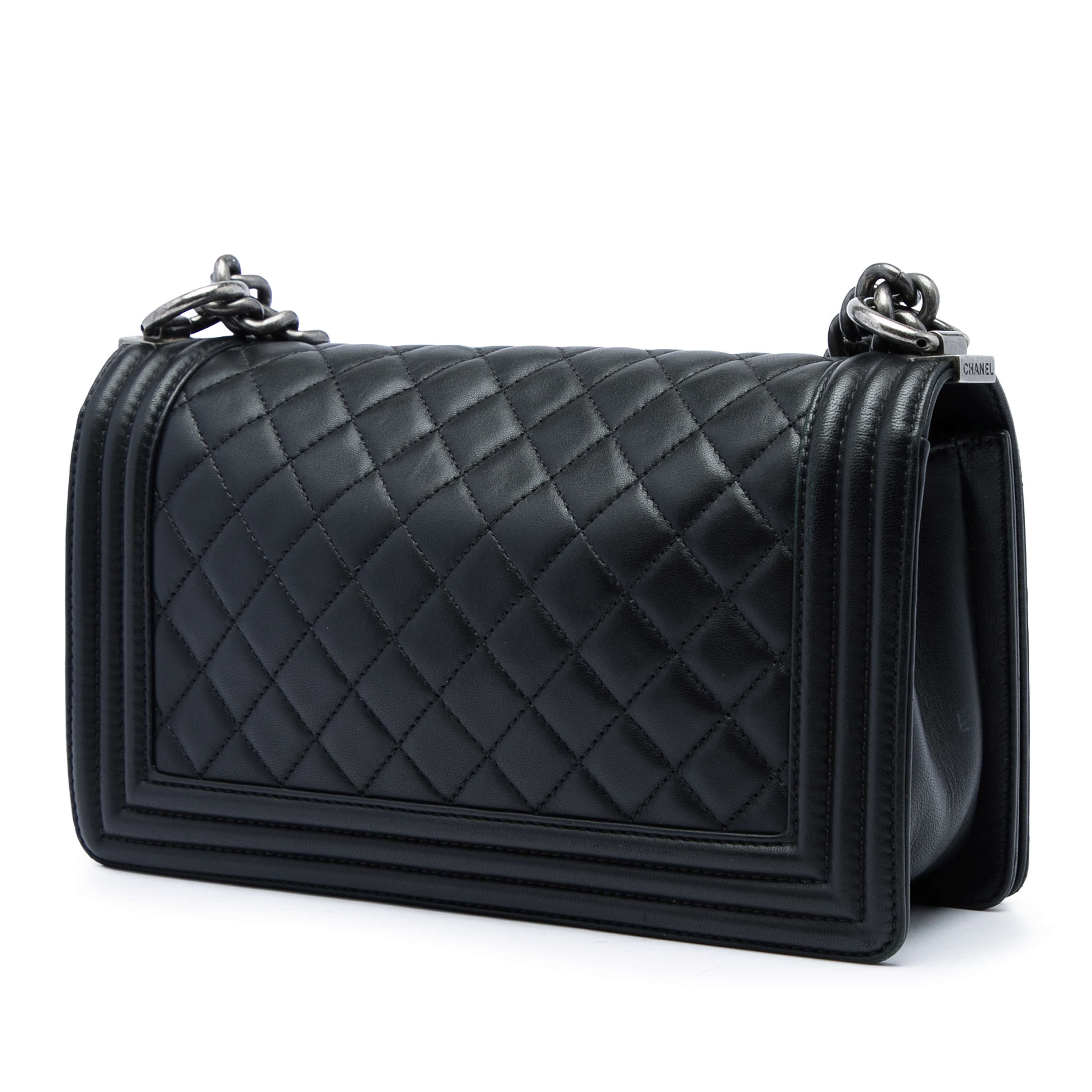 Chanel Old Medium Quilted Lambskin Boy Flap, från Luxclusif, i färgen svart. Klicka för att öppna bilden i stort format