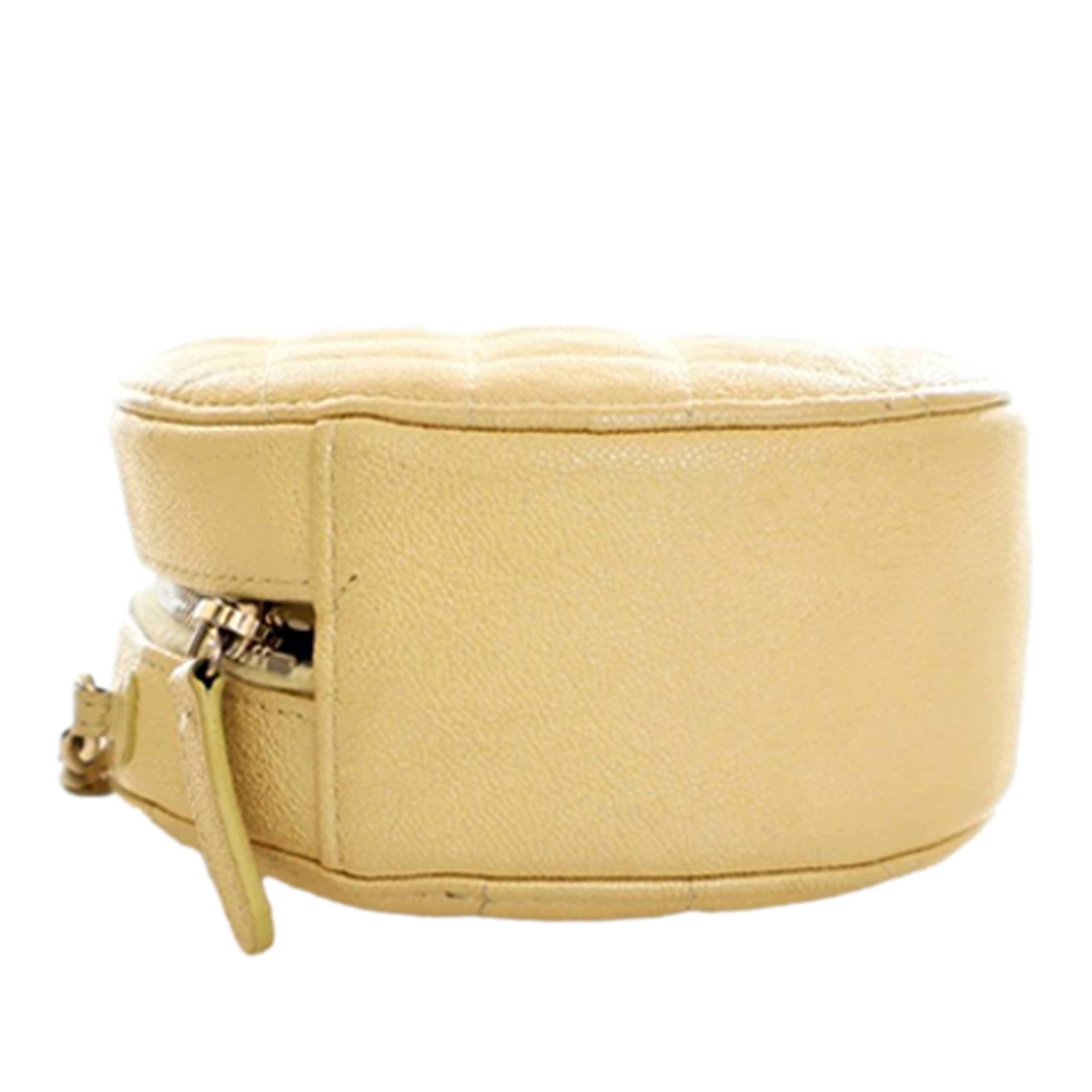 Chanel Cc Quilted Caviar Round Clutch With Chain, från Luxclusif, i färgen light yellow. Klicka för att öppna bilden i stort format