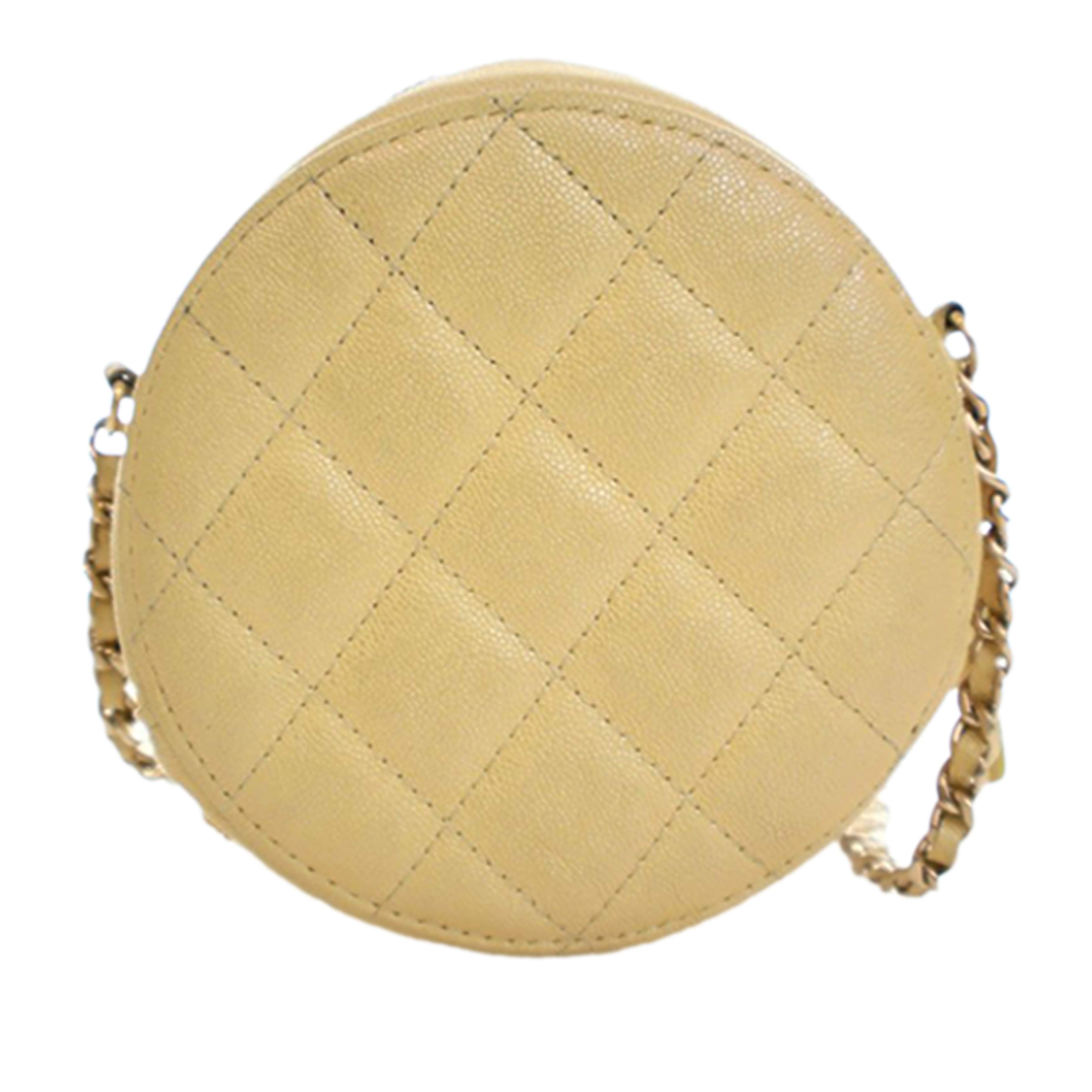 Chanel Cc Quilted Caviar Round Clutch With Chain, från Luxclusif, i färgen light yellow. Klicka för att öppna bilden i stort format
