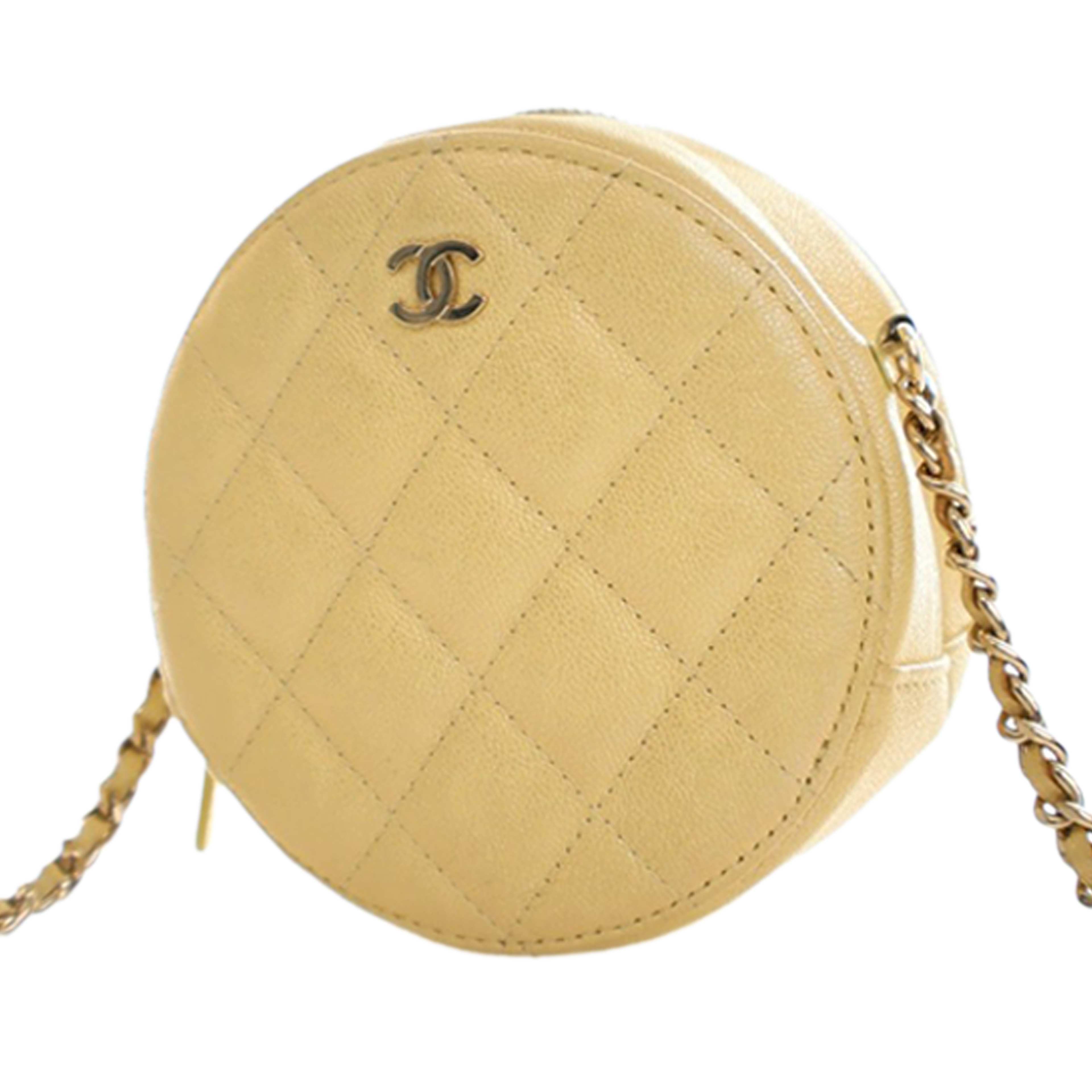 Chanel Cc Quilted Caviar Round Clutch With Chain, från Luxclusif, i färgen light yellow. Klicka för att öppna bilden i stort format
