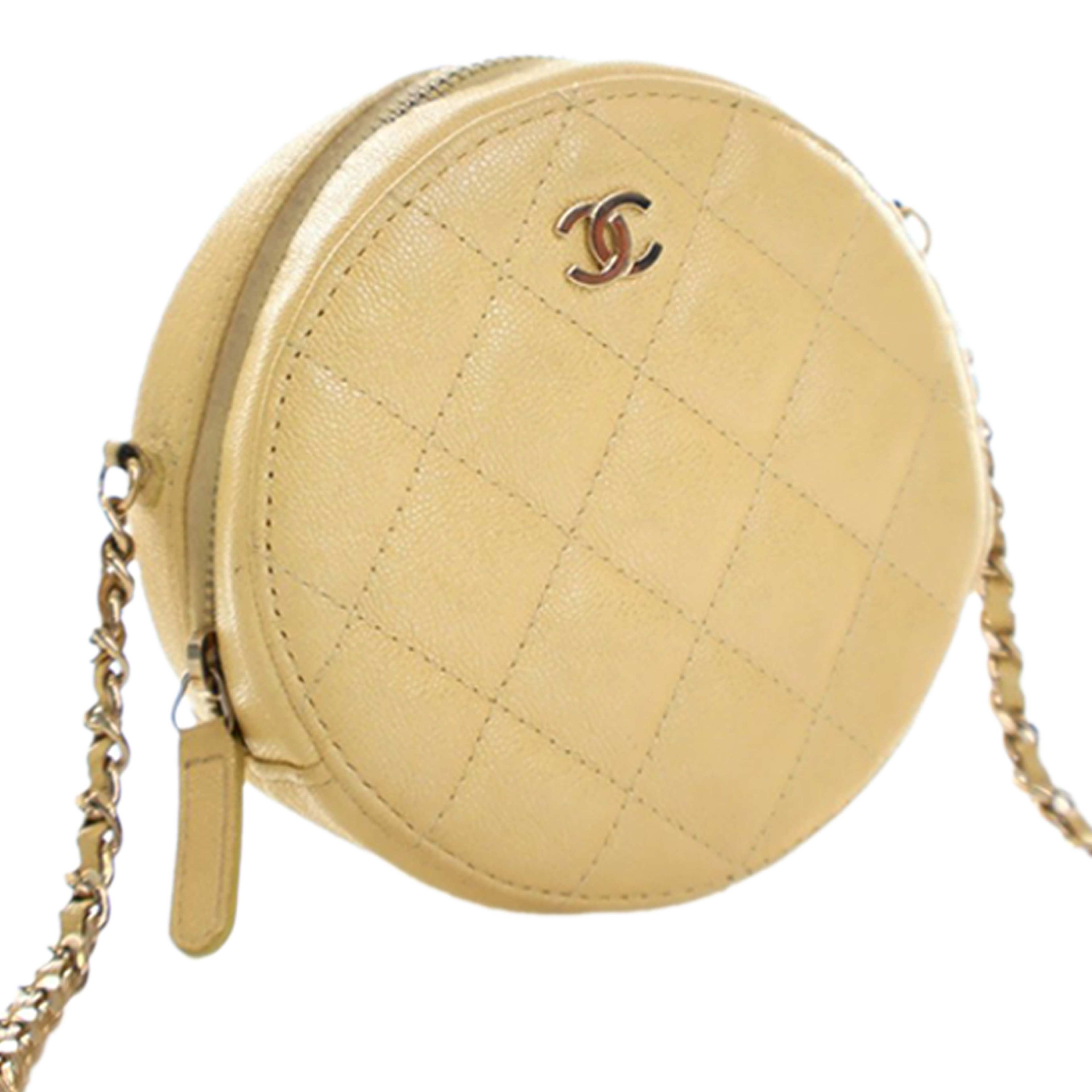 Chanel Cc Quilted Caviar Round Clutch With Chain, från Luxclusif, i färgen light yellow. Klicka för att öppna bilden i stort format