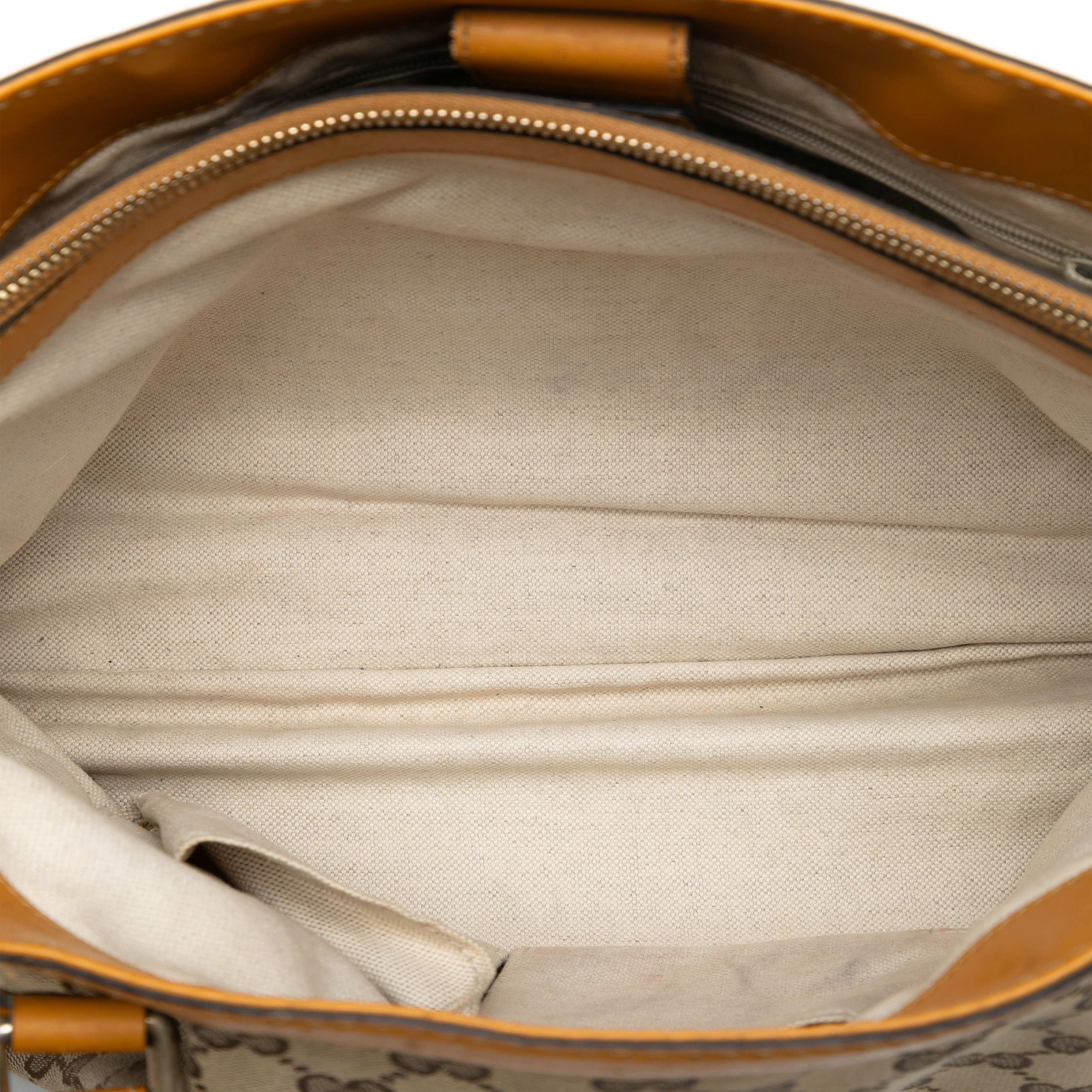 Gucci Gg Canvas Sukey Tote, från Luxclusif, i färgen beige. Klicka för att öppna bilden i stort format