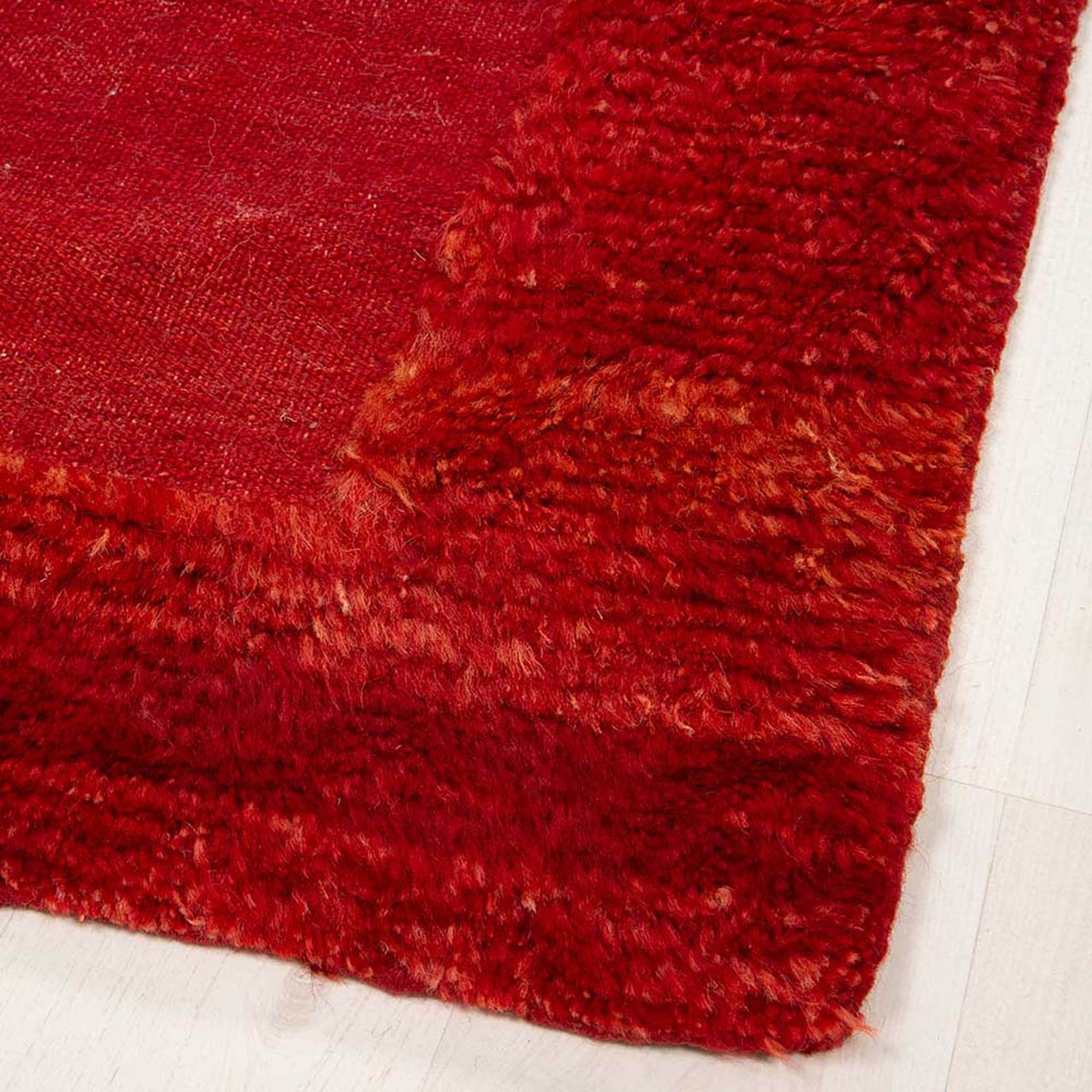 Gelene 140x200cm, från Bargi, i färgen red. Klicka för att öppna bilden i stort format