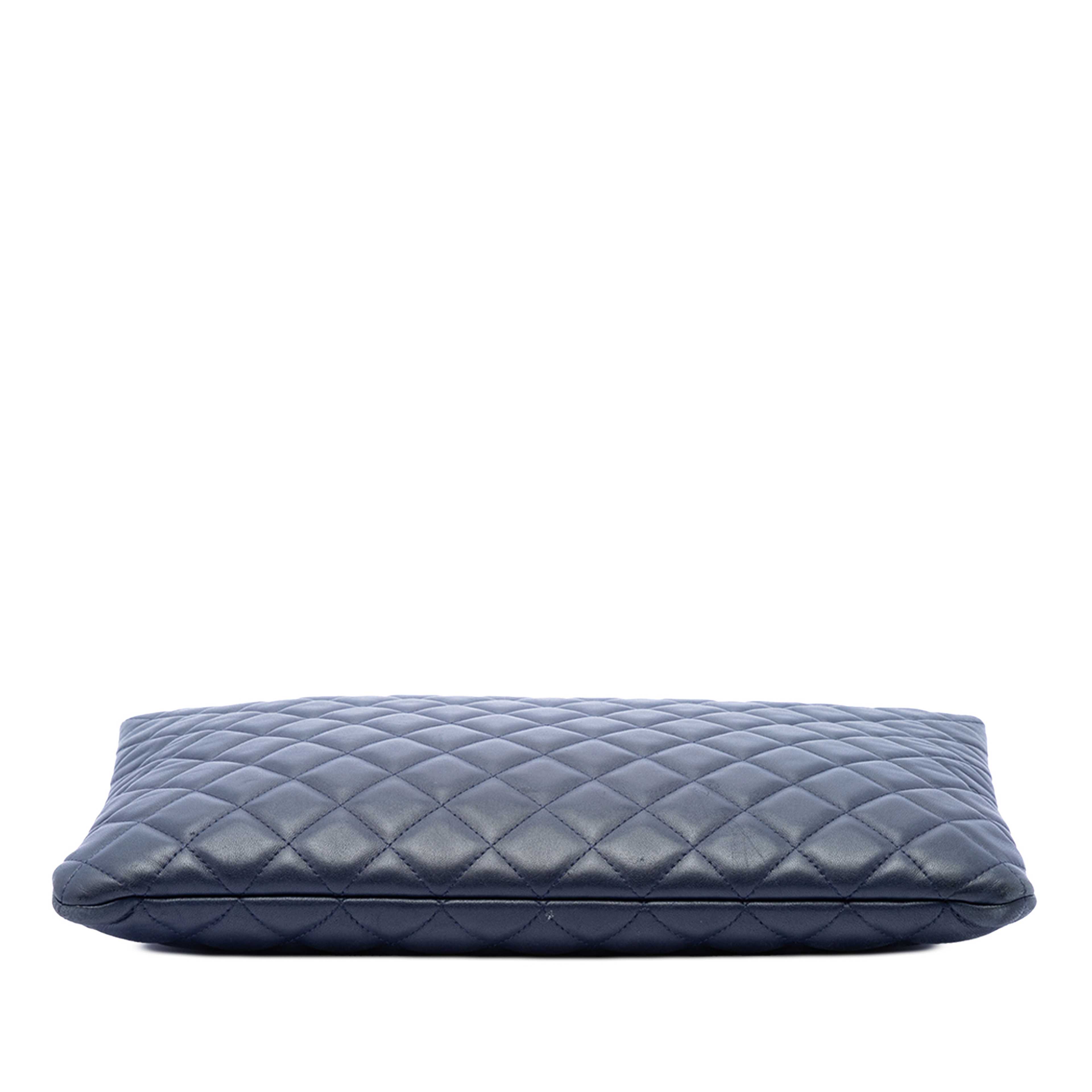 Chanel Large Quilted Lambskin Casino Charms O Case Clutch, från Luxclusif, i färgen navy. Klicka för att öppna bilden i stort format
