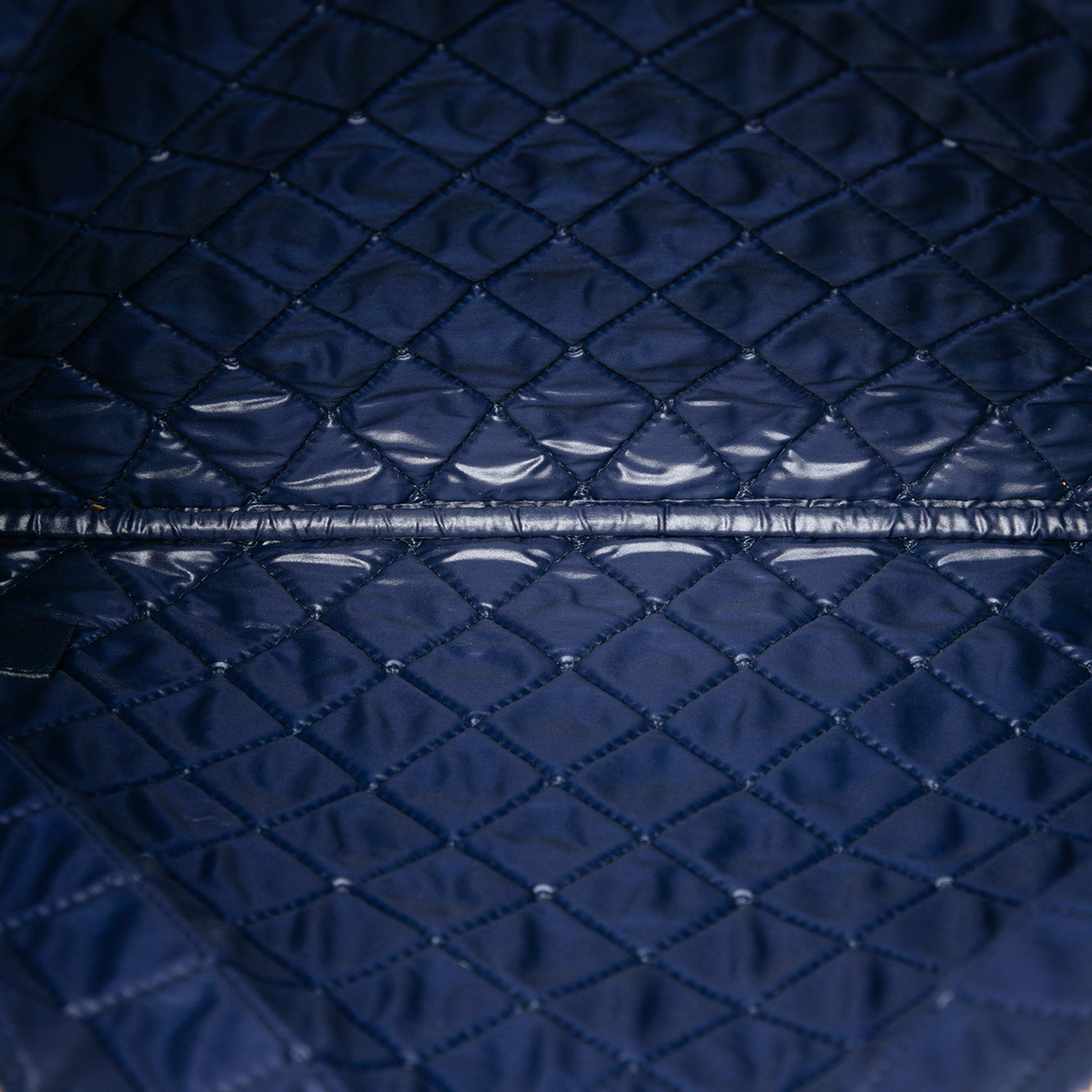 Chanel Large Quilted Lambskin Casino Charms O Case Clutch, från Luxclusif, i färgen navy. Klicka för att öppna bilden i stort format