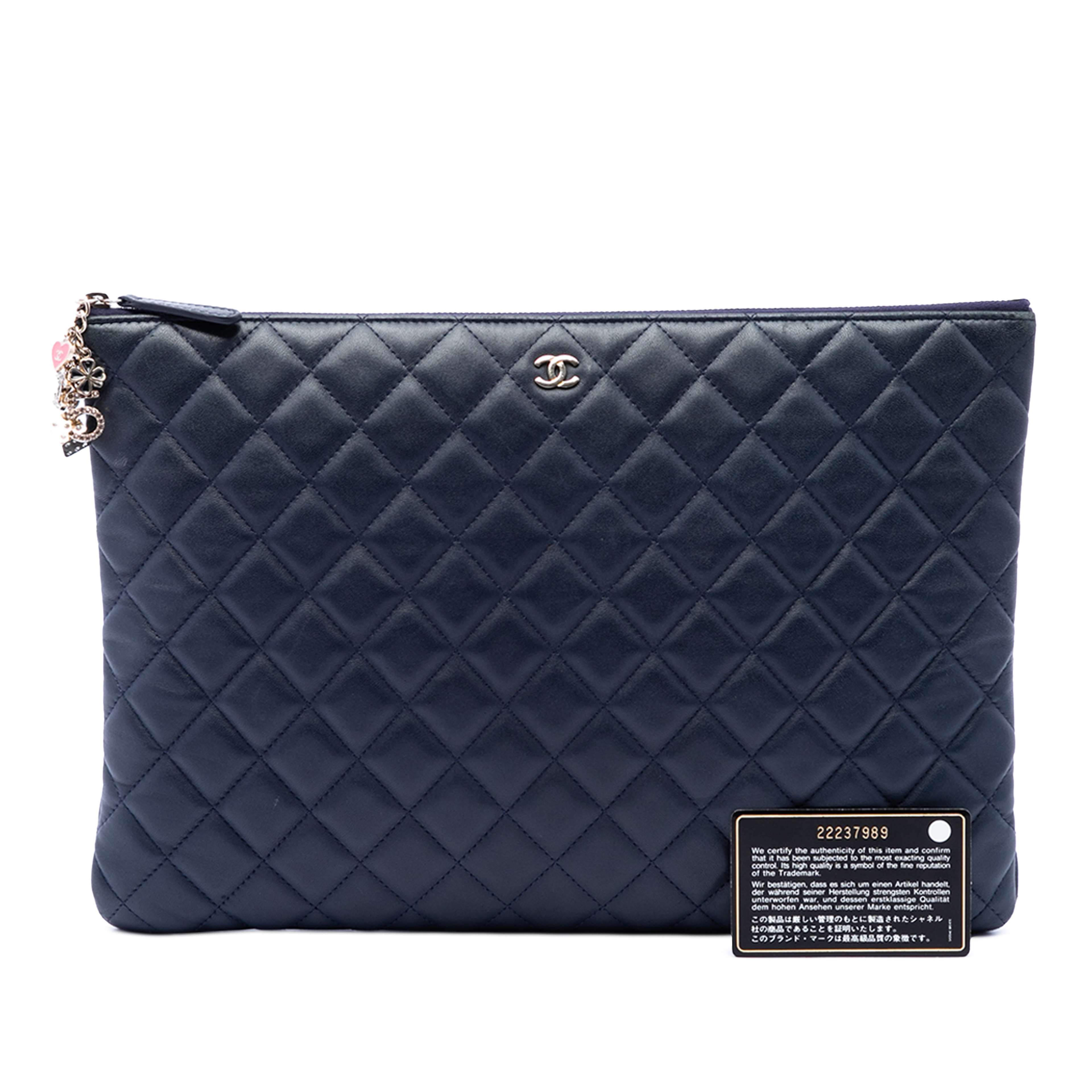 Chanel Large Quilted Lambskin Casino Charms O Case Clutch, från Luxclusif, i färgen blå. Klicka för att öppna bilden i stort format