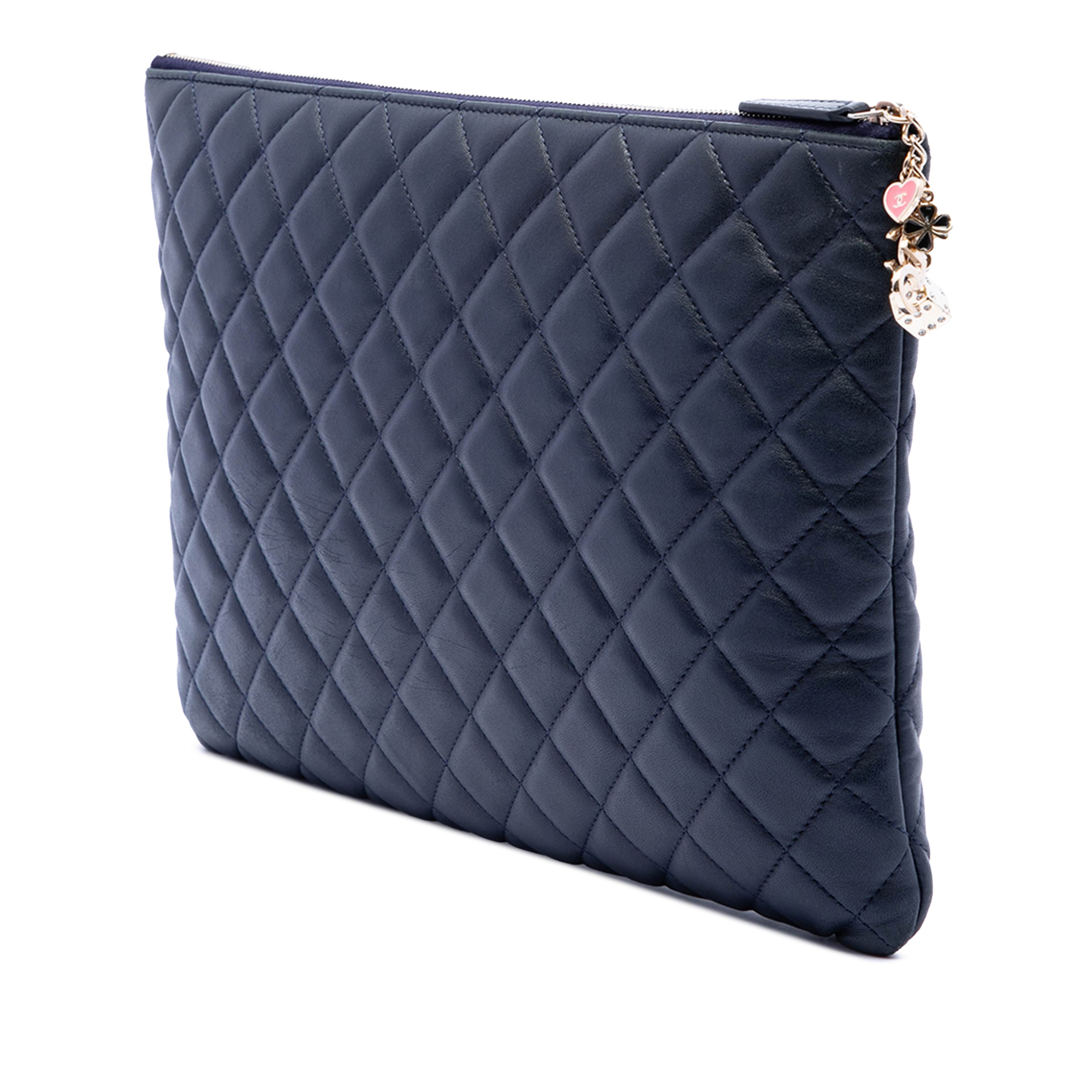 Chanel Large Quilted Lambskin Casino Charms O Case Clutch, från Luxclusif, i färgen blå. Klicka för att öppna bilden i stort format