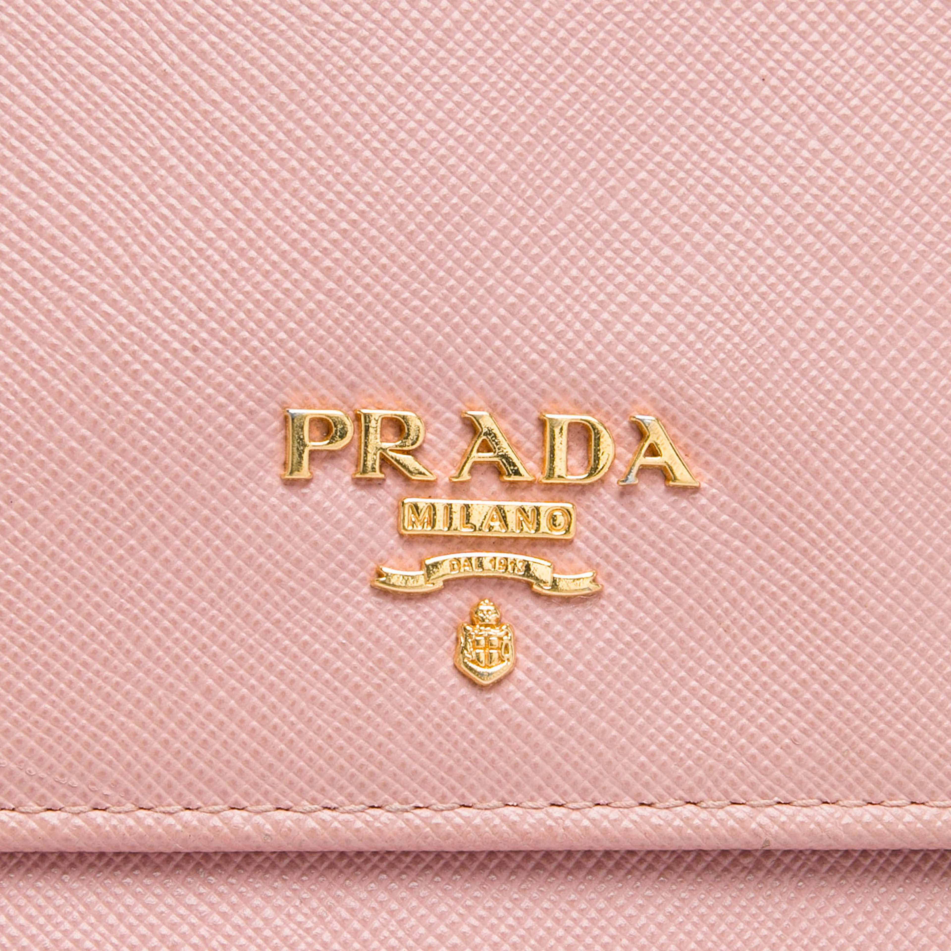 Prada Saffiano Wallet On Strap, från Luxclusif, i färgen rosa. Klicka för att öppna bilden i stort format