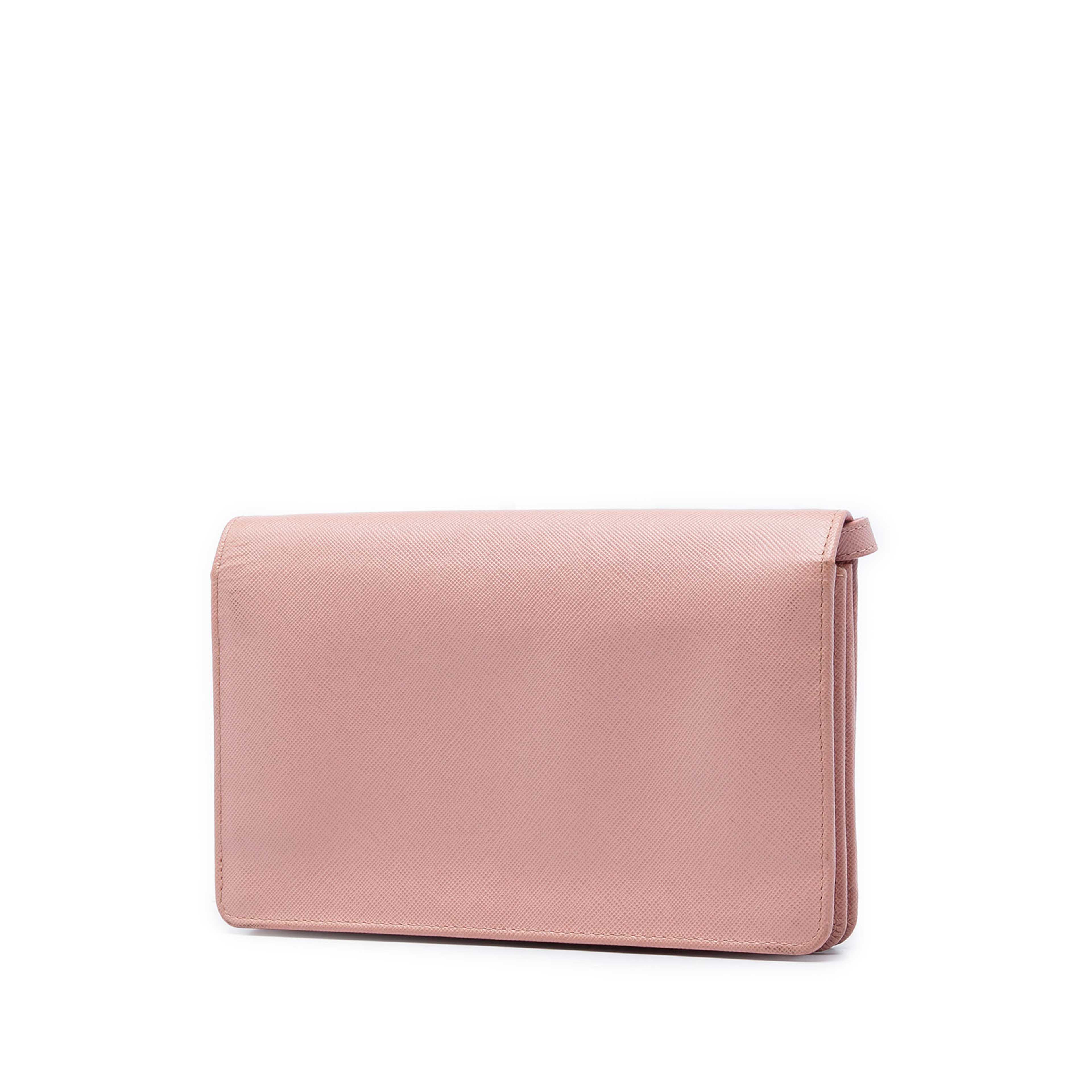 Prada Saffiano Wallet On Strap, från Luxclusif, i färgen rosa. Klicka för att öppna bilden i stort format