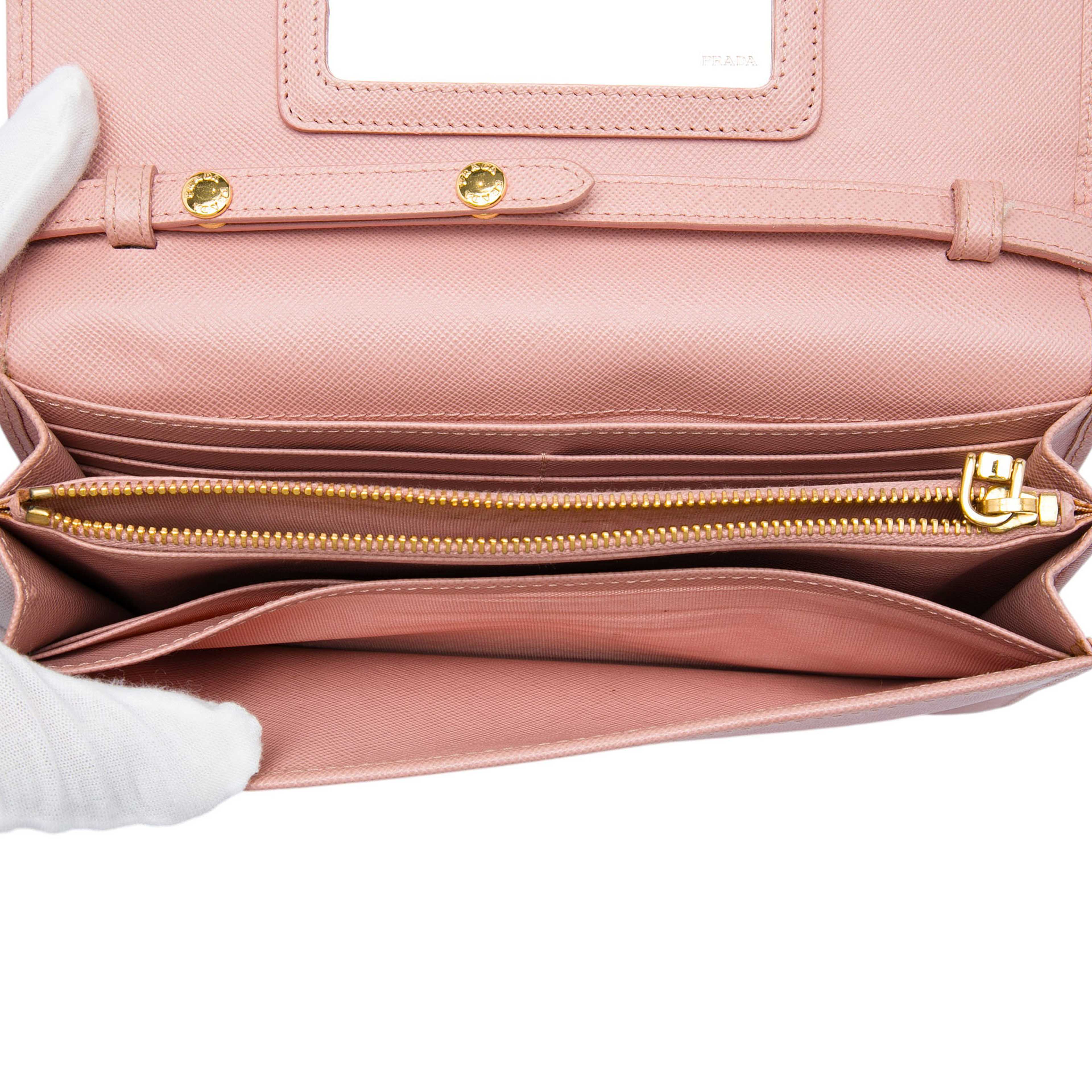 Prada Saffiano Wallet On Strap, från Luxclusif, i färgen rosa. Klicka för att öppna bilden i stort format
