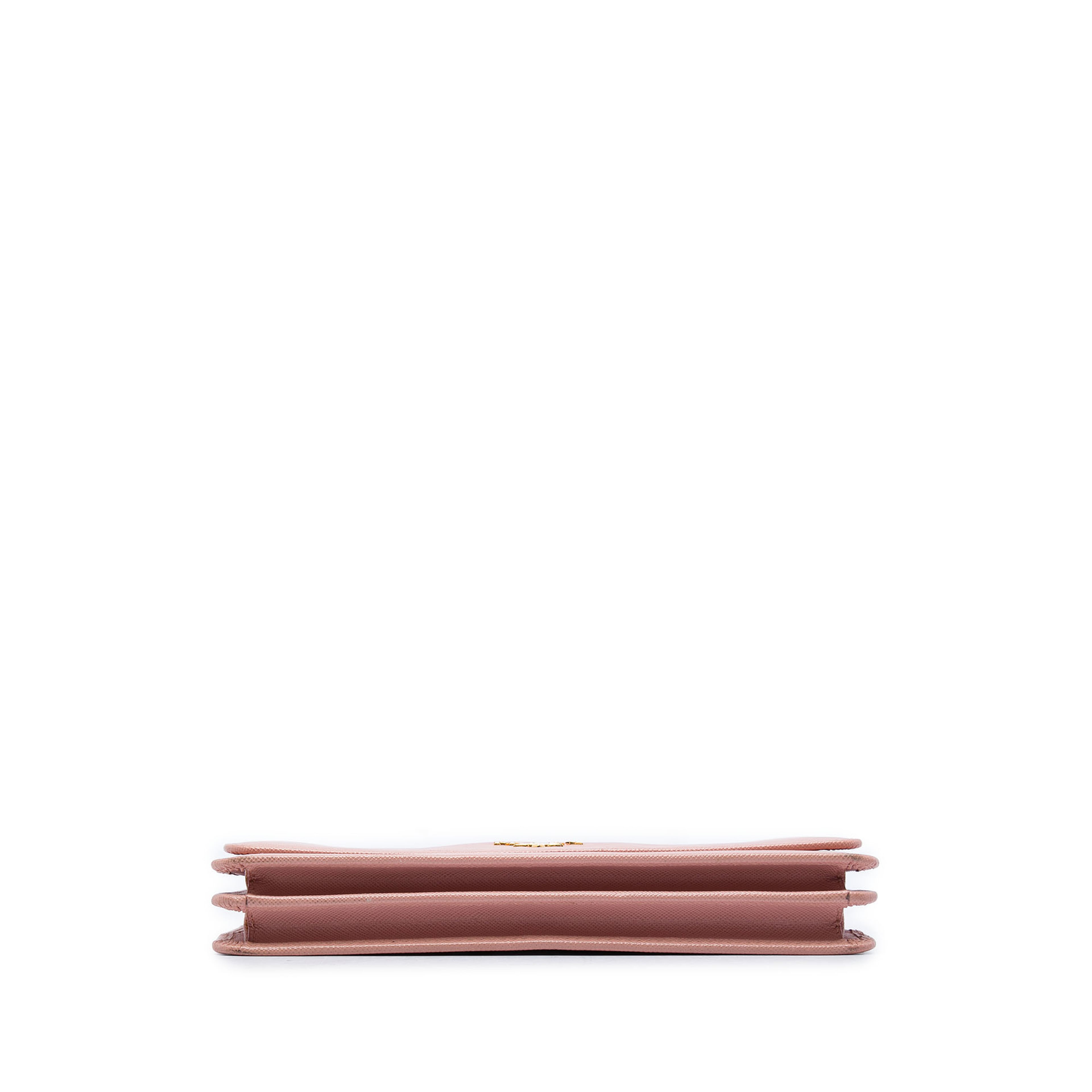 Prada Saffiano Wallet On Strap, från Luxclusif, i färgen rosa. Klicka för att öppna bilden i stort format