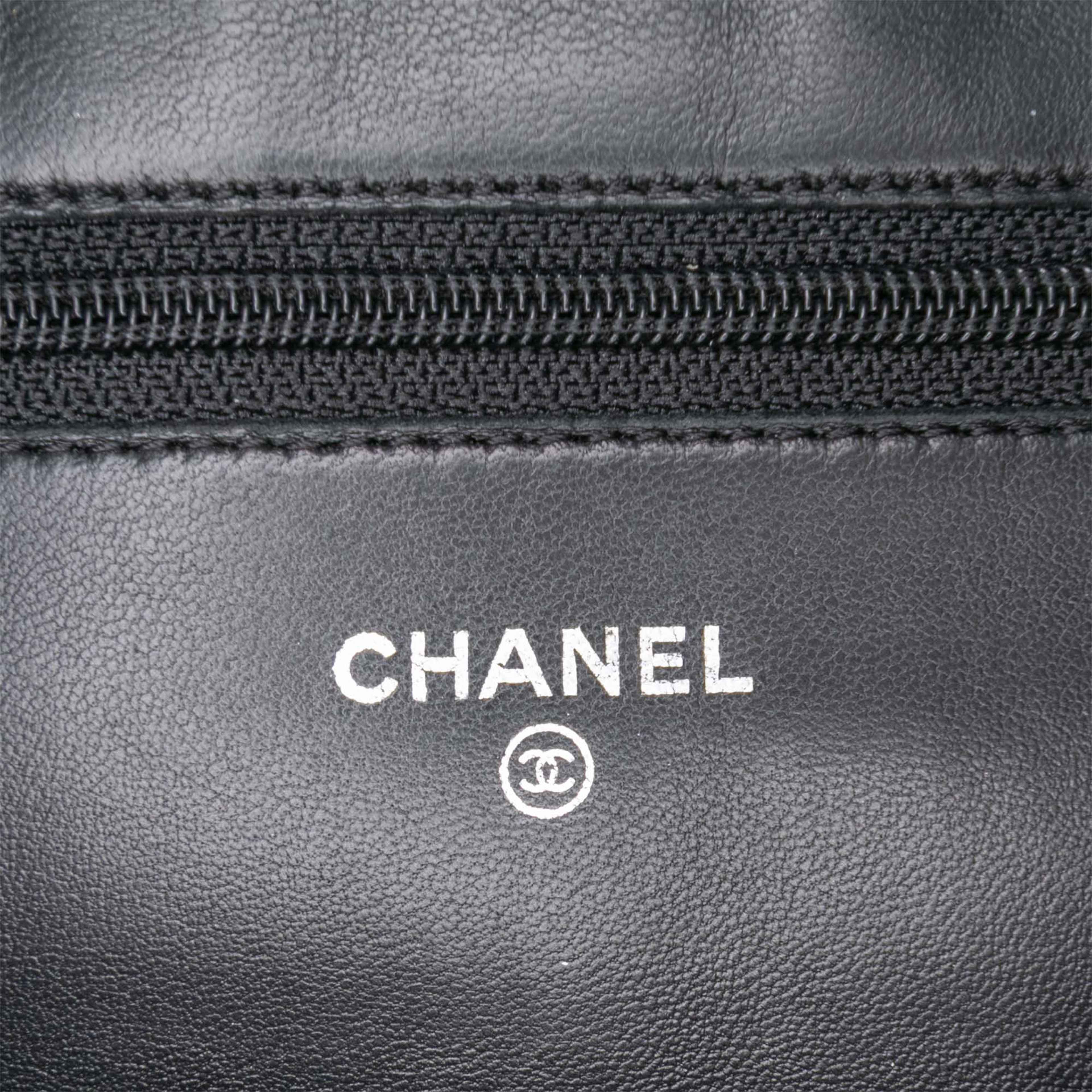Chanel Camellia Embossed Lambskin Wallet On Chain, från Luxclusif, i färgen black. Klicka för att öppna bilden i stort format