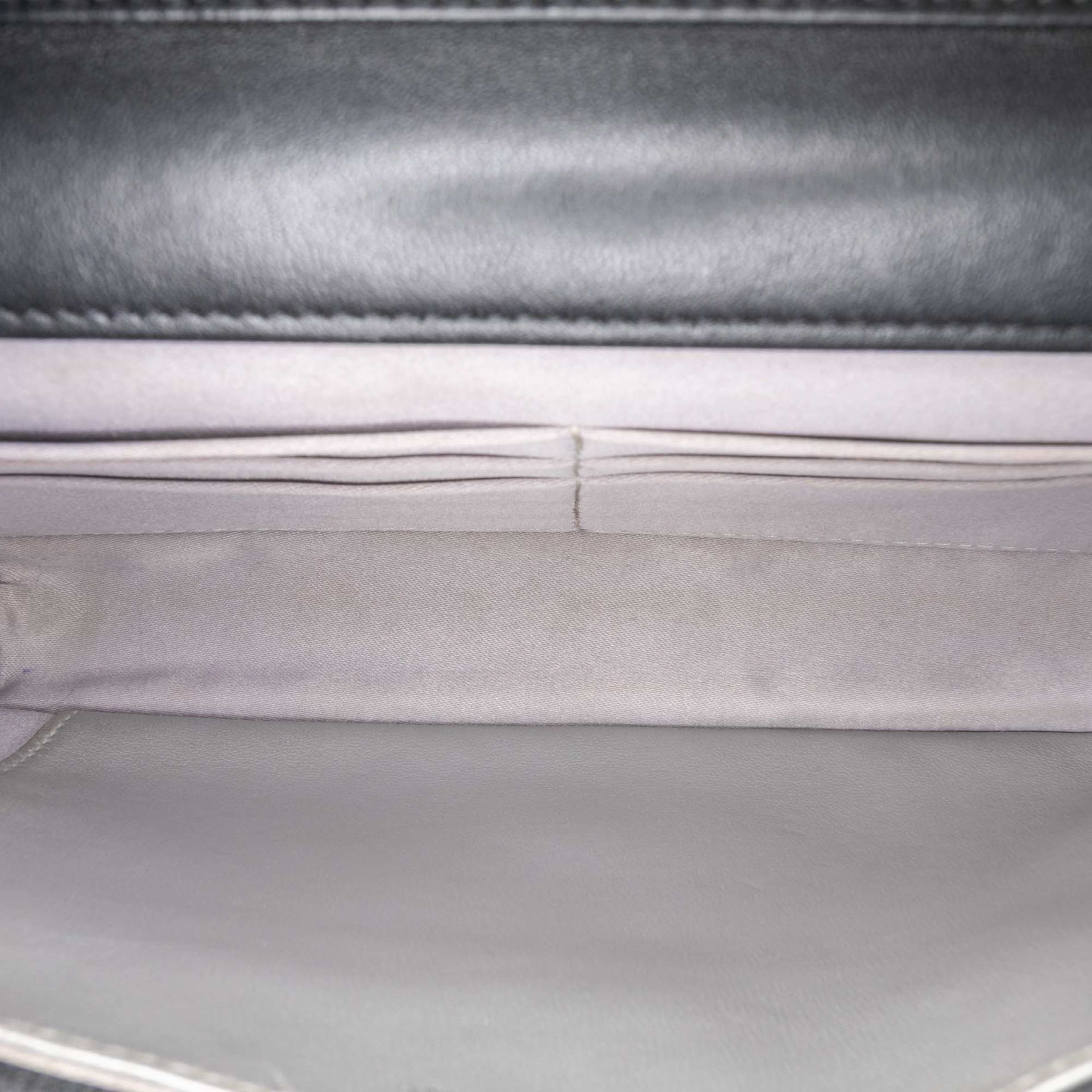 Chanel Camellia Embossed Lambskin Wallet On Chain, från Luxclusif, i färgen black. Klicka för att öppna bilden i stort format