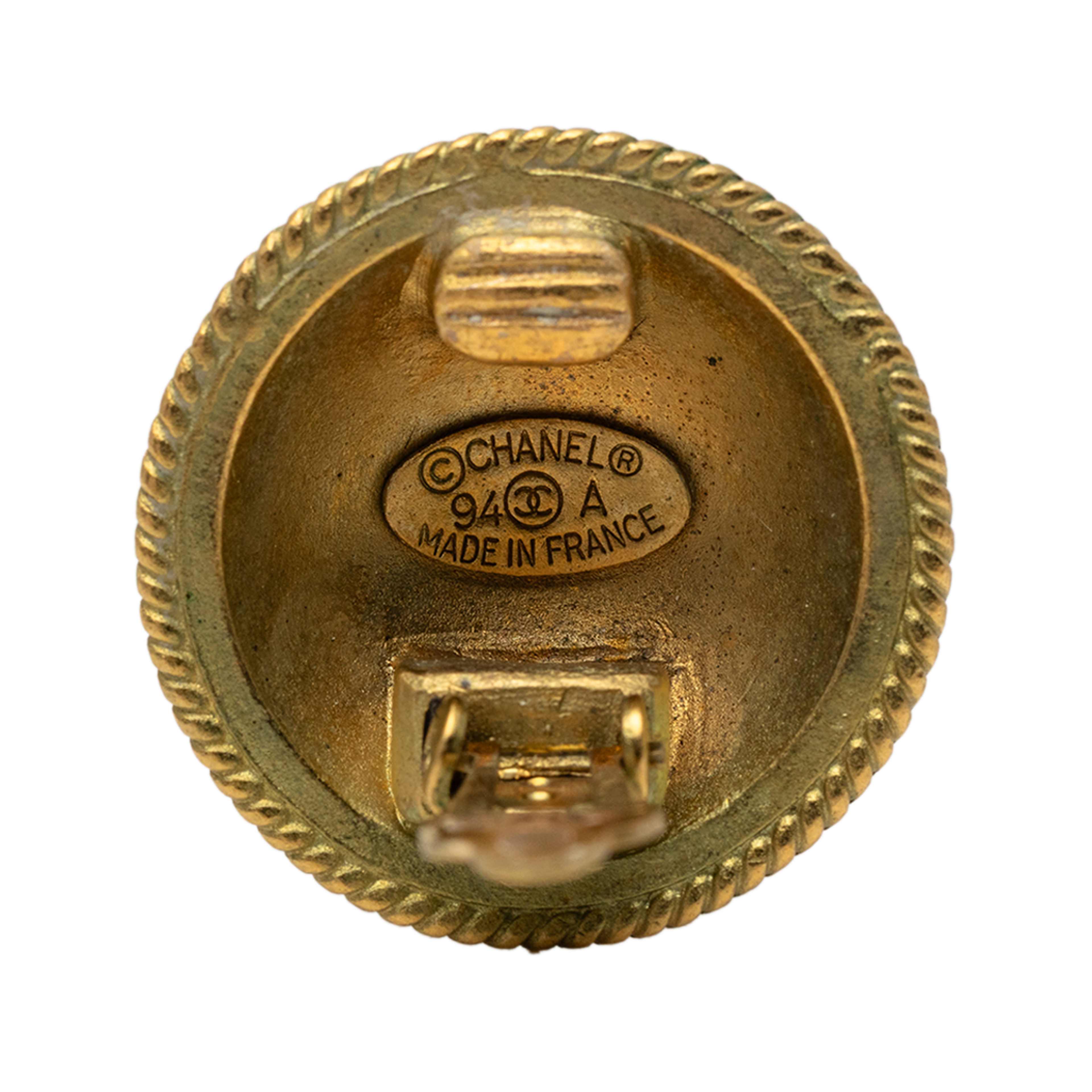 Chanel Cc Gold Plated Round Clip On Earrings, från Luxclusif, i färgen gold. Klicka för att öppna bilden i stort format