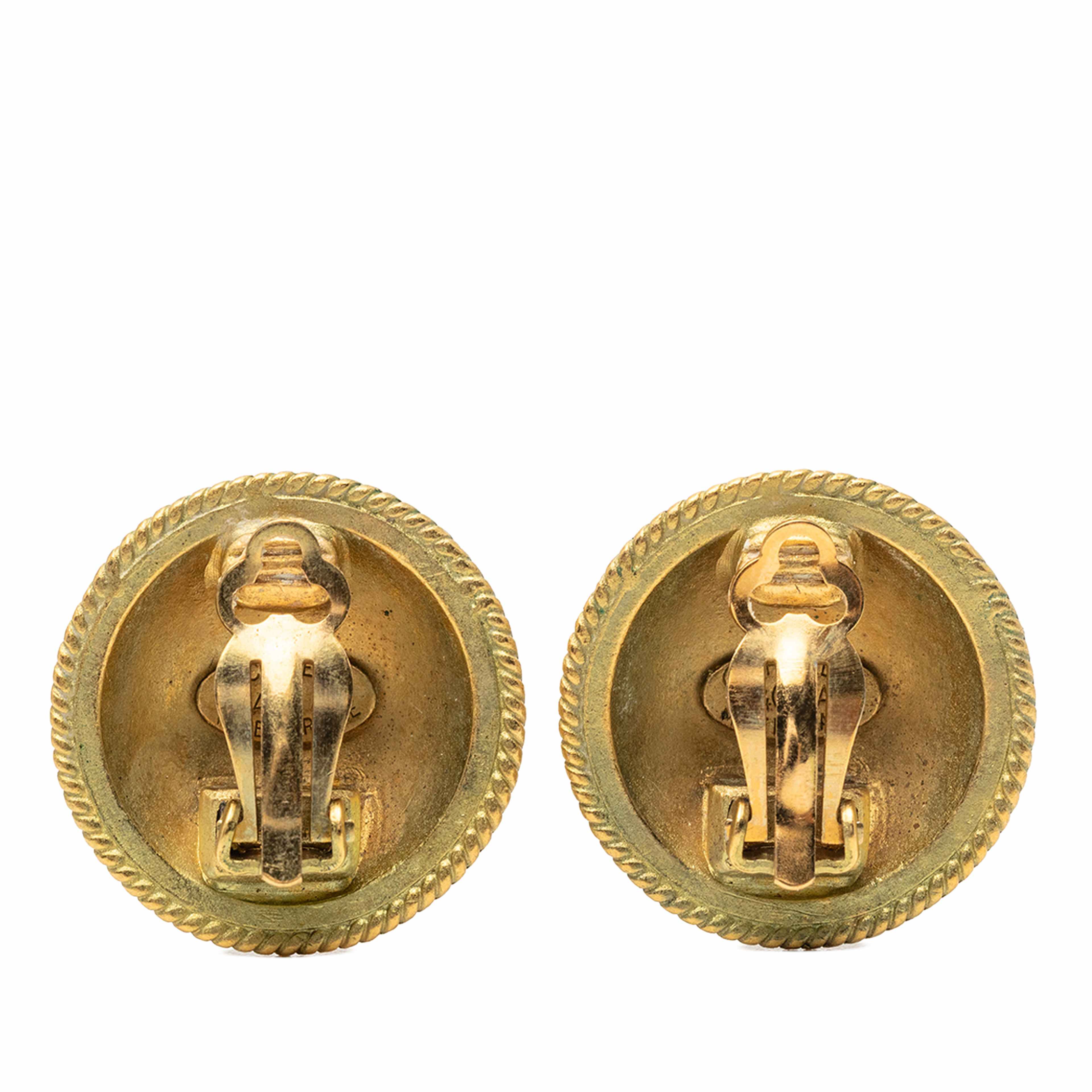 Chanel Cc Gold Plated Round Clip On Earrings, från Luxclusif, i färgen gold. Klicka för att öppna bilden i stort format