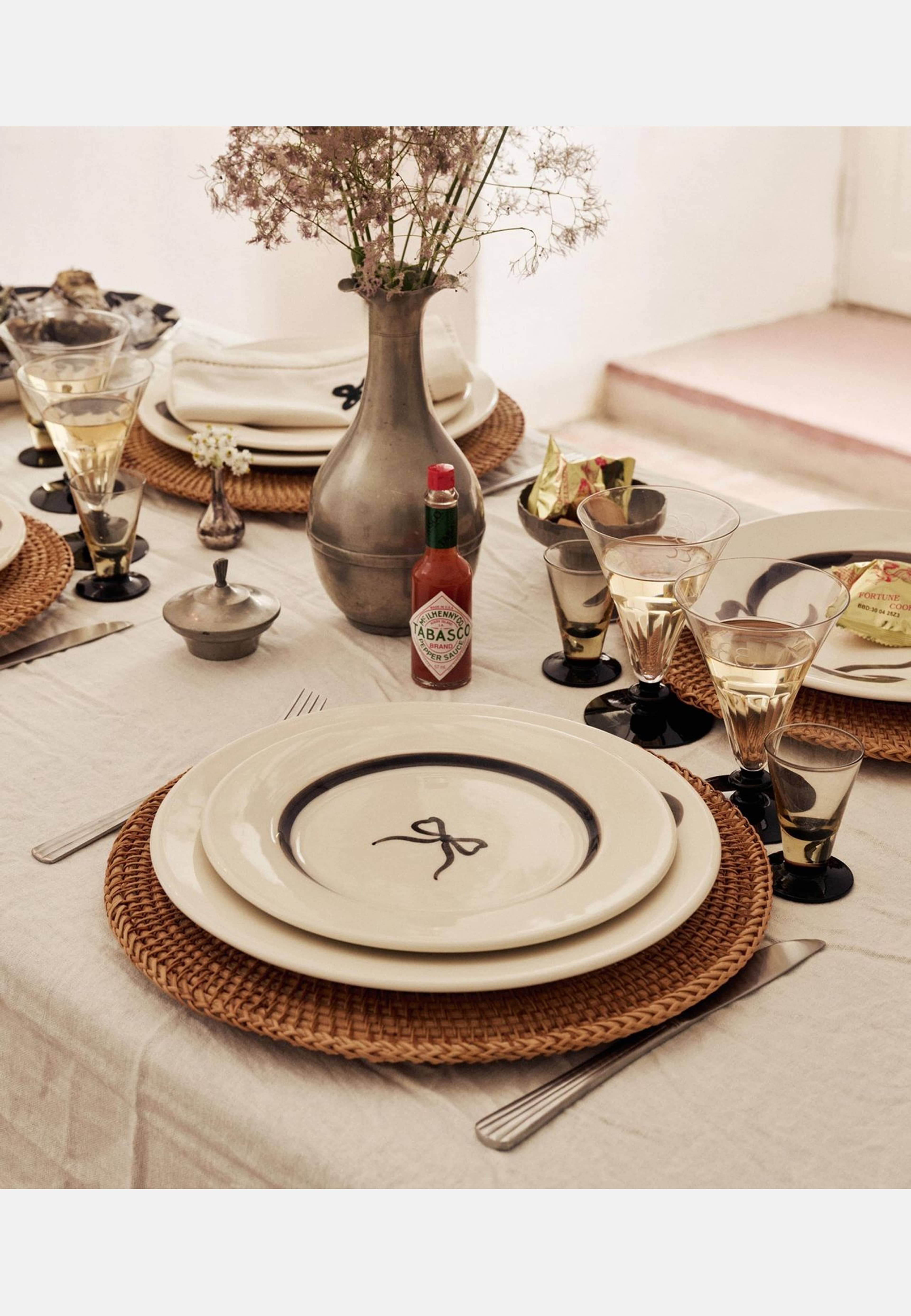 Bow Assiett - 22 Cm, från Pick A Poppy, i färgen black. Klicka för att öppna bilden i stort format