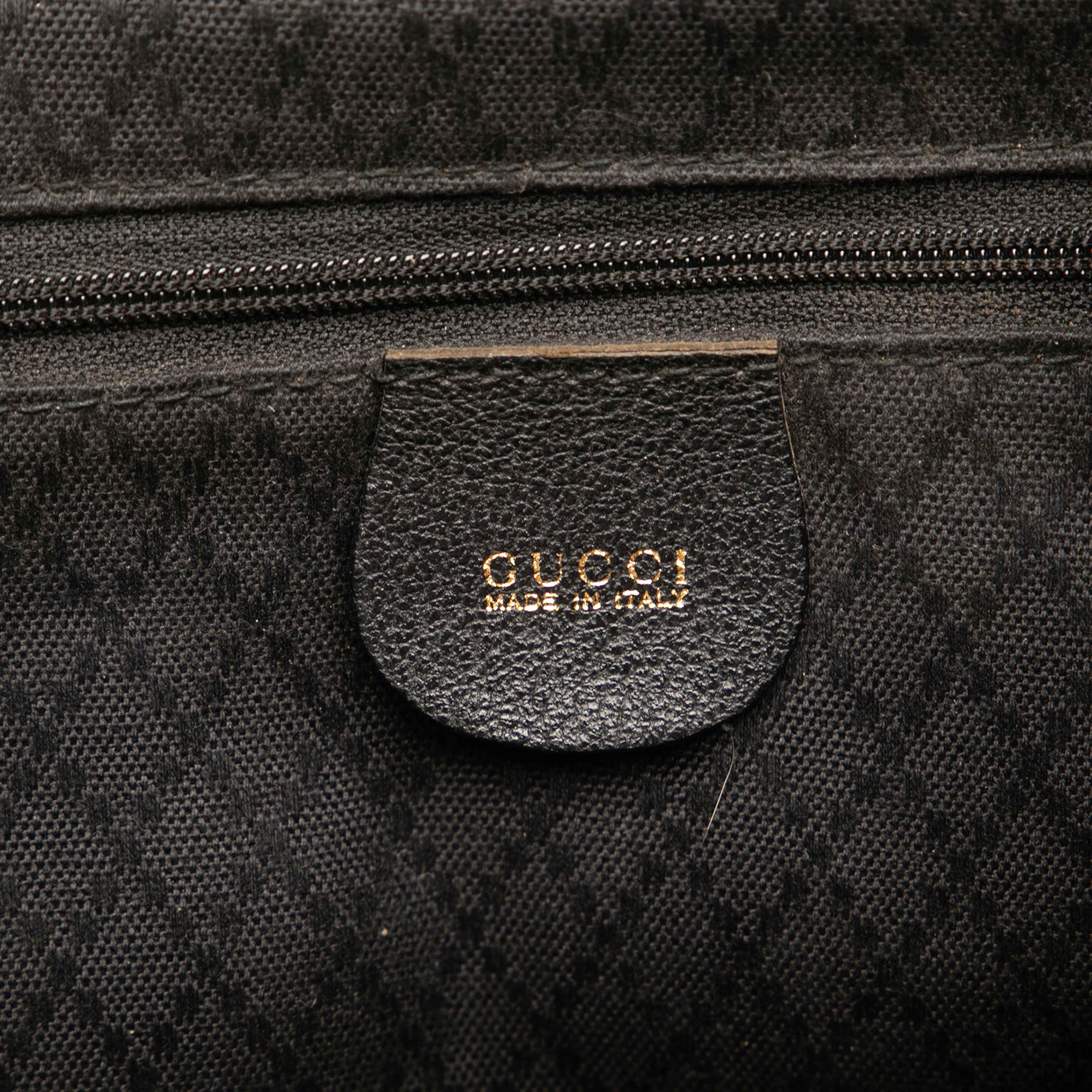 Gucci Suede Bamboo Backpack, från Luxclusif, i färgen black. Klicka för att öppna bilden i stort format