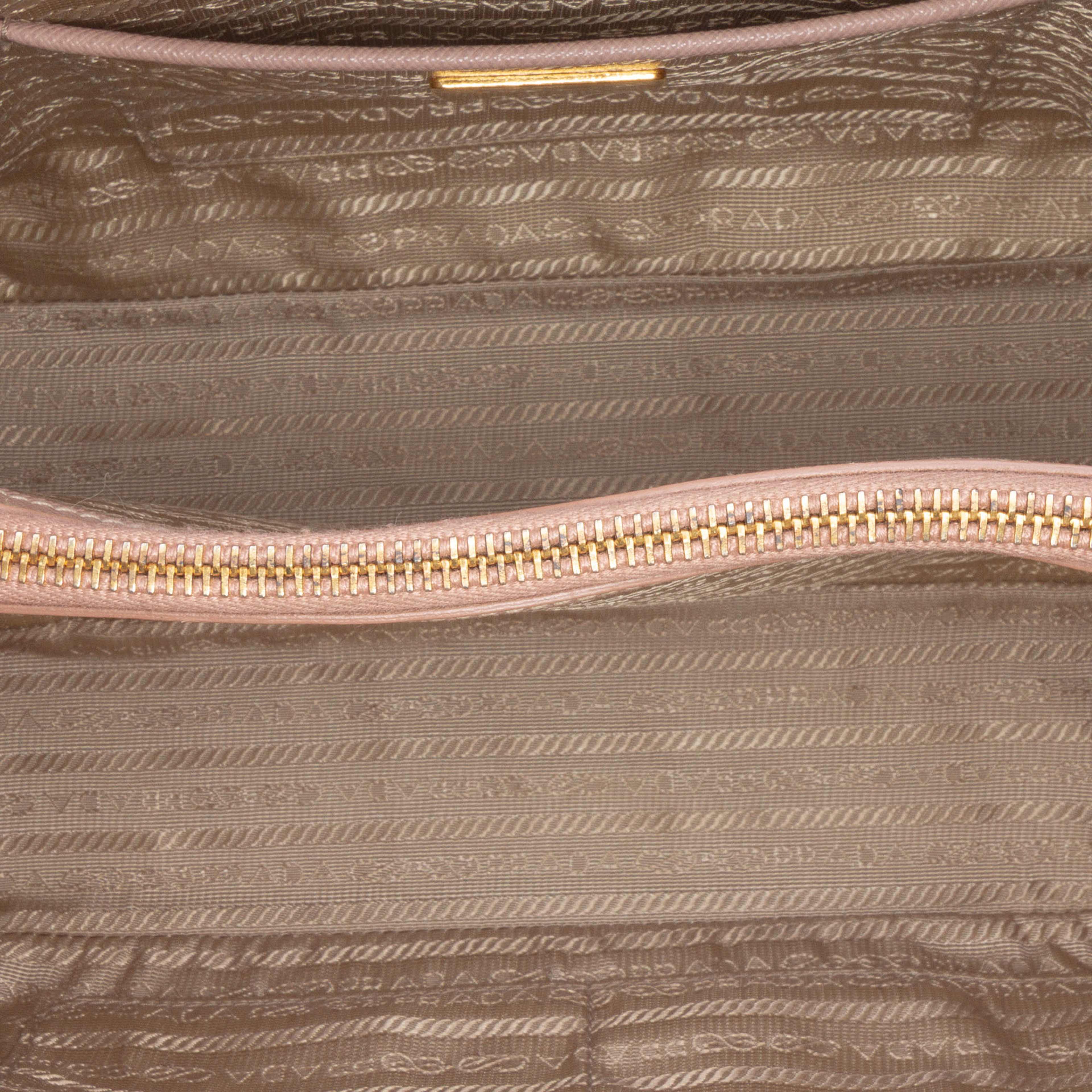 Prada Medium Saffiano Lux Open Promenade Satchel, från Luxclusif, i färgen nude. Klicka för att öppna bilden i stort format