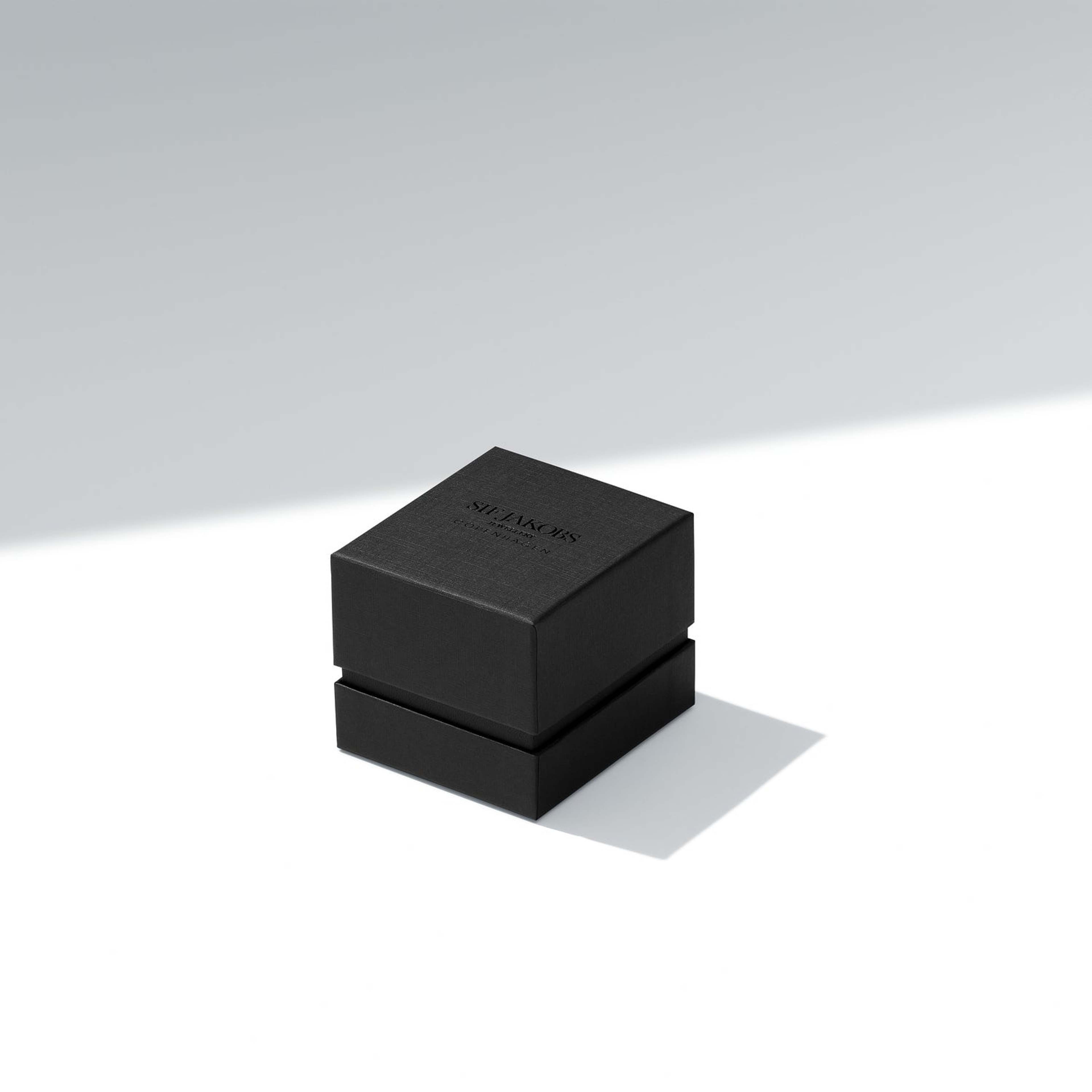 Ring Sardinien Ovale Grande, från Sif Jakobs Jewellery, i färgen 18k guldpläterad. Klicka för att öppna bilden i stort format