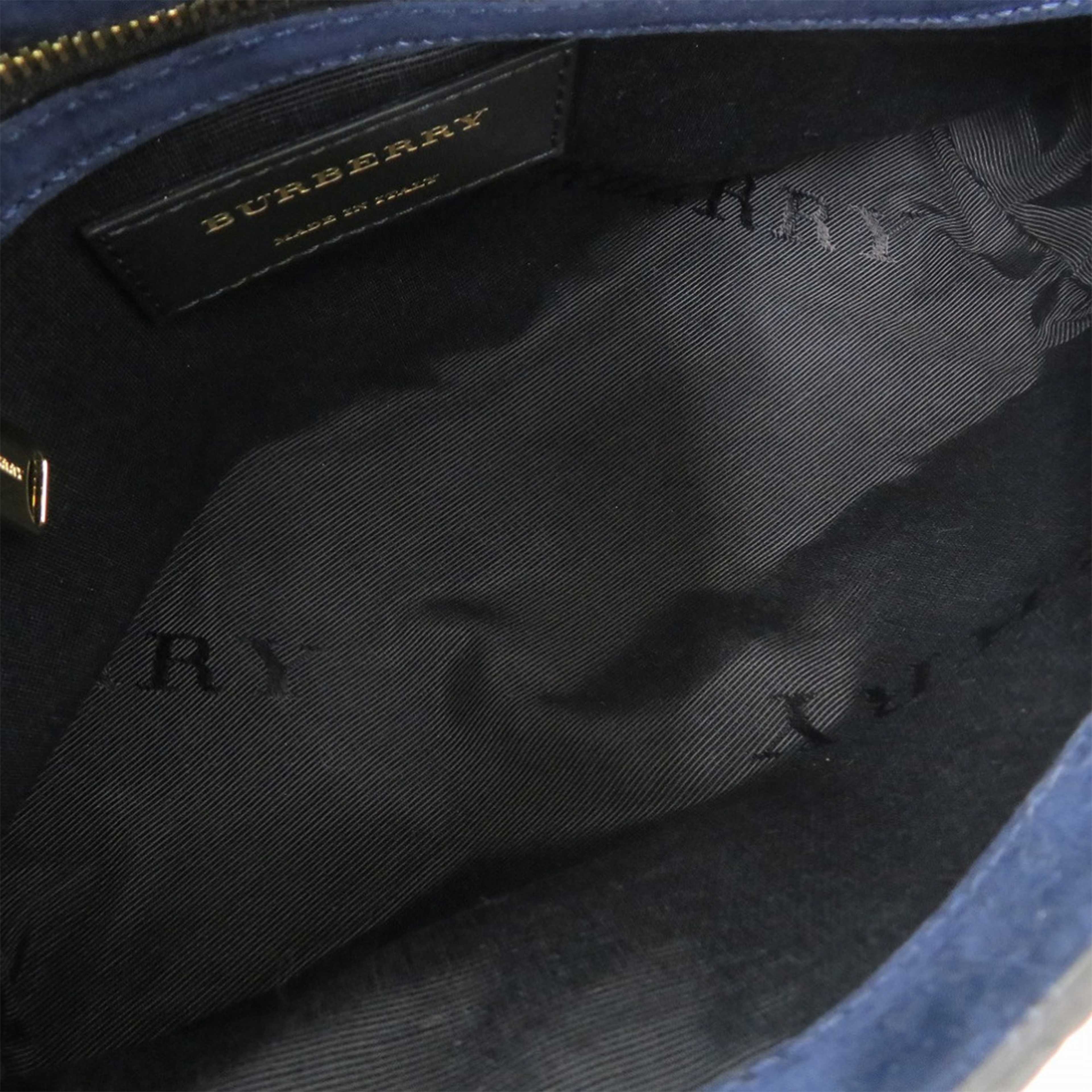 Burberry Medium Grained Calfskin Mildenhall Crossbody, från Luxclusif, i färgen navy. Klicka för att öppna bilden i stort format