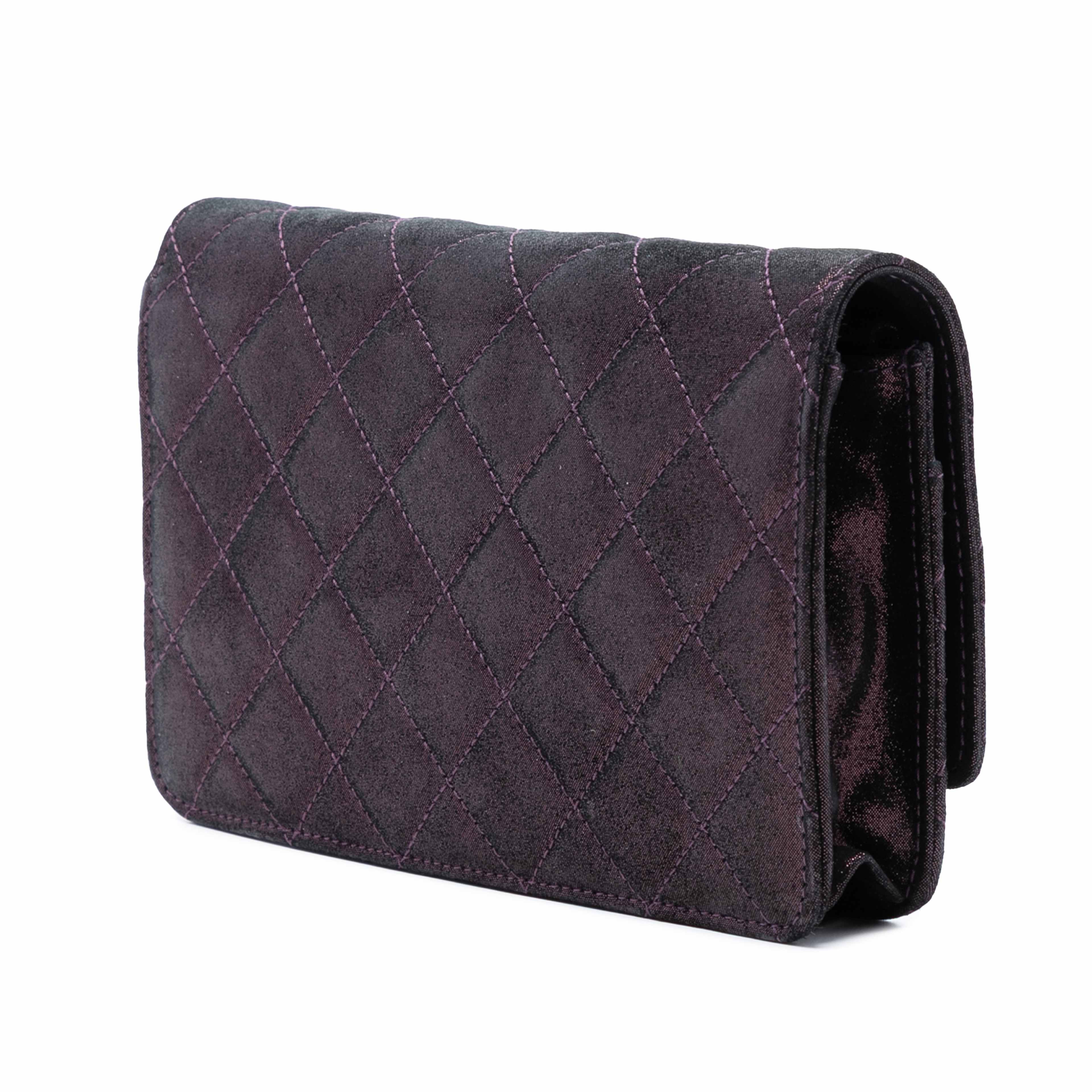 Chanel Quilted Iridescent Lambskin Tartan Button Wallet On Chain, från Luxclusif, i färgen violet. Klicka för att öppna bilden i stort format