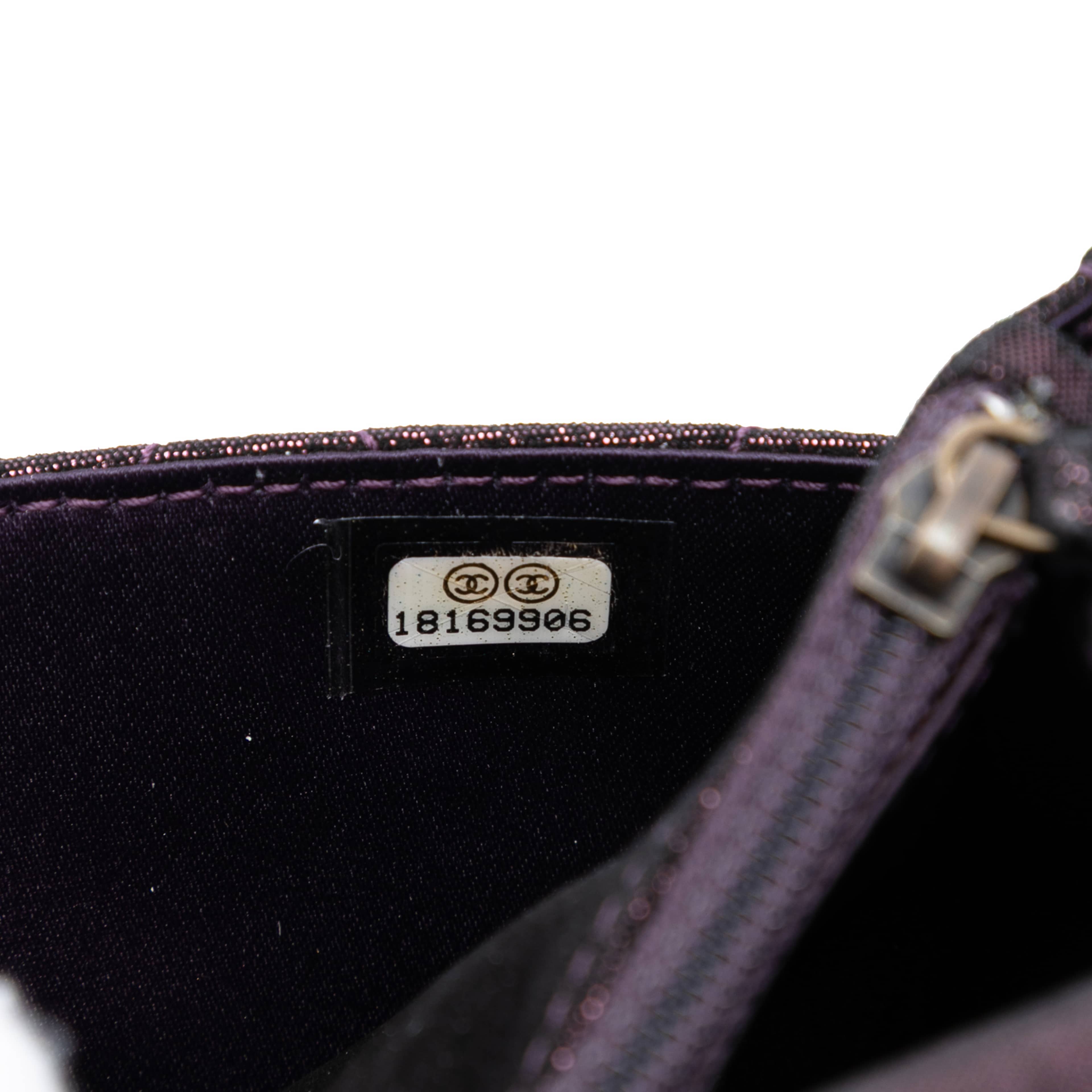 Chanel Quilted Iridescent Lambskin Tartan Button Wallet On Chain, från Luxclusif, i färgen violet. Klicka för att öppna bilden i stort format