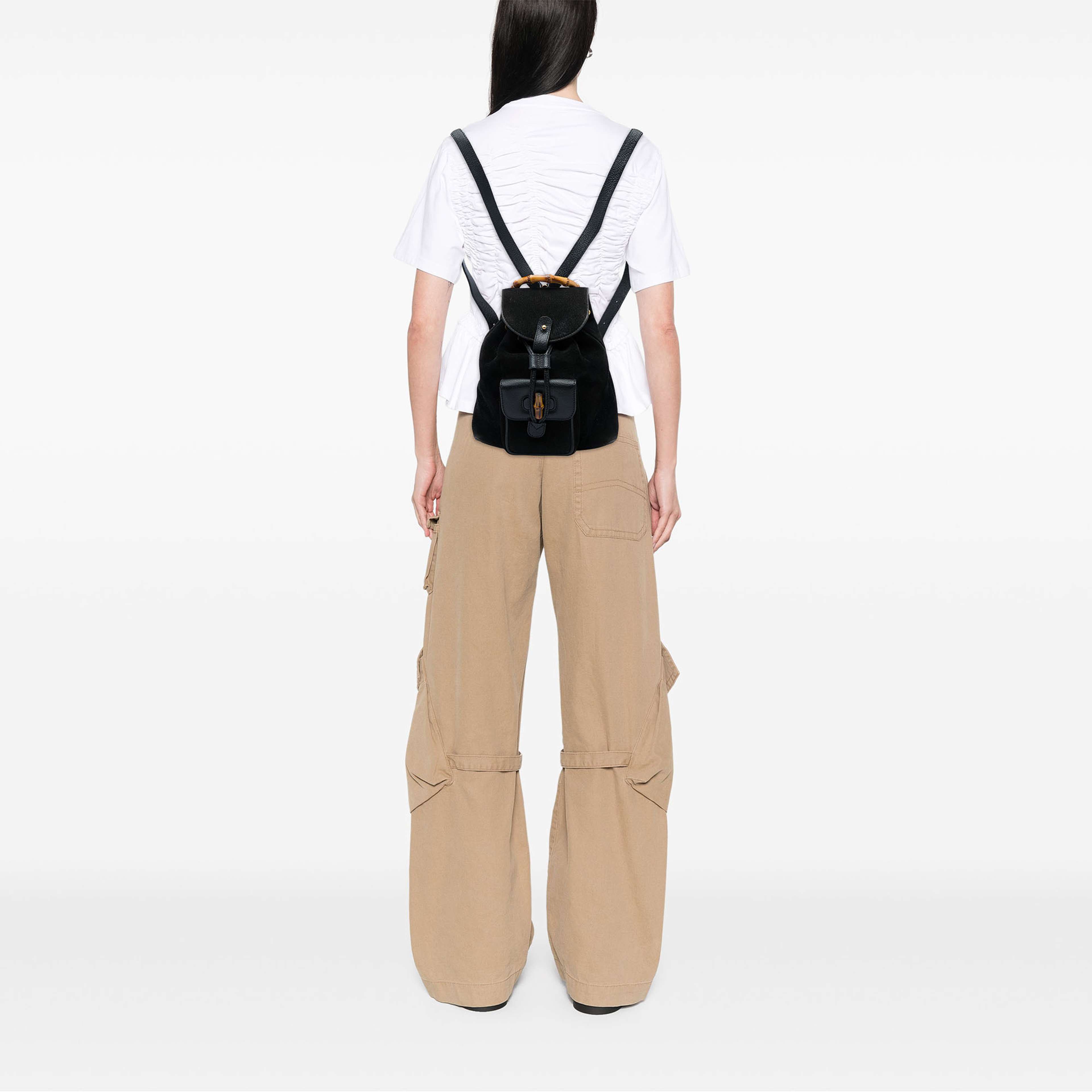 Gucci Suede Bamboo Drawstring Backpack, från Luxclusif, i färgen svart. Klicka för att öppna bilden i stort format