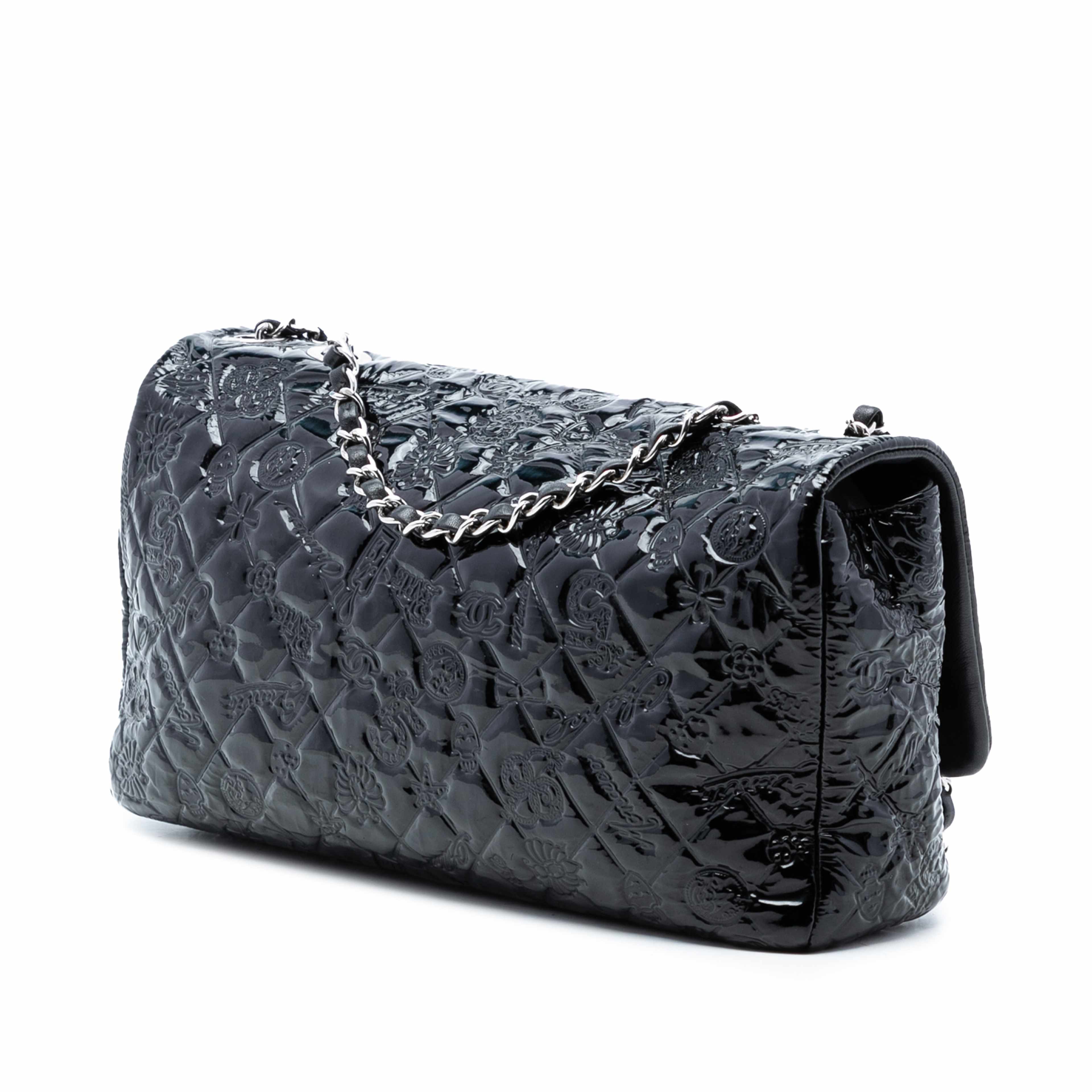 Chanel Jumbo Patent Embossed Lucky Symbols Flap, från Luxclusif, i färgen black. Klicka för att öppna bilden i stort format
