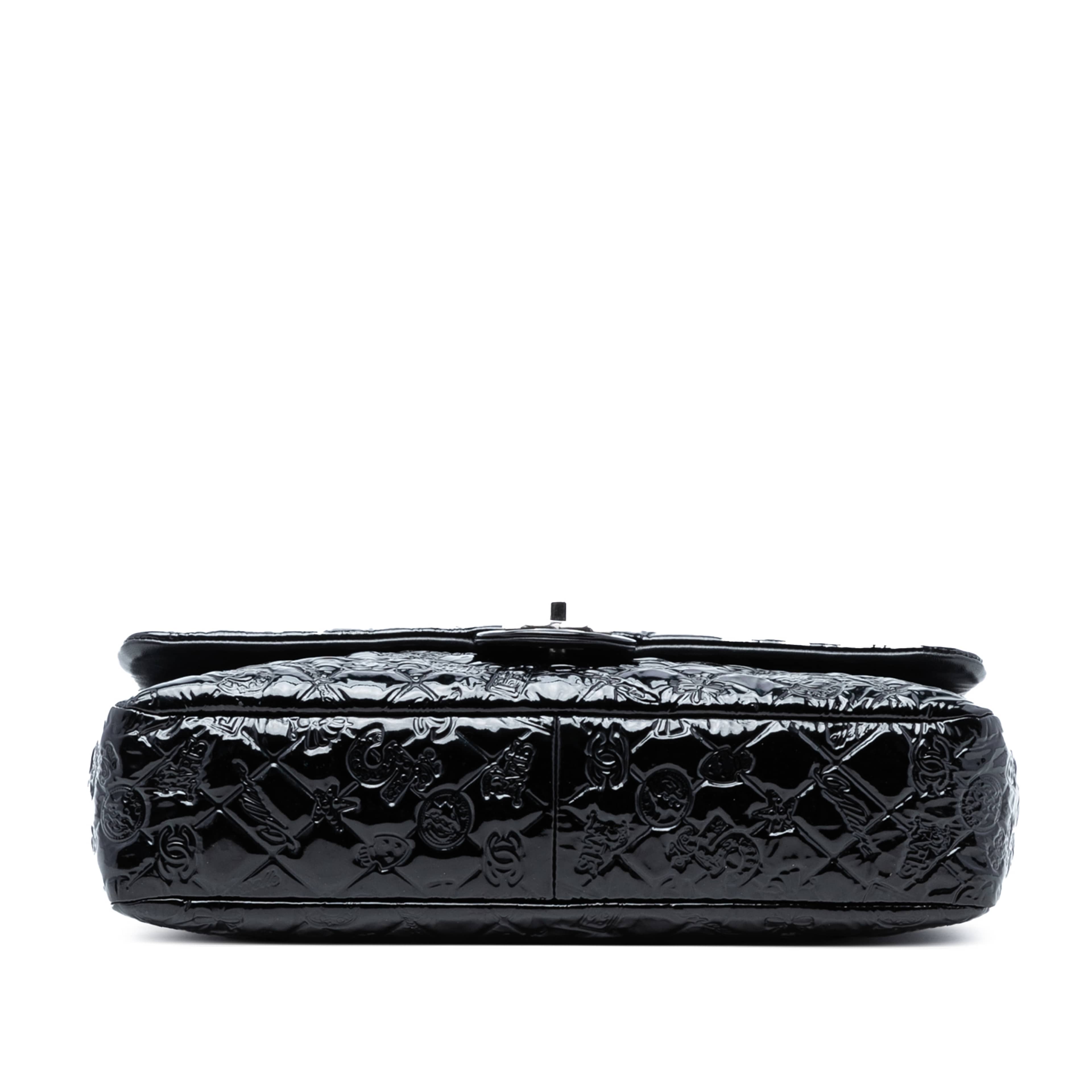 Chanel Jumbo Patent Embossed Lucky Symbols Flap, från Luxclusif, i färgen black. Klicka för att öppna bilden i stort format