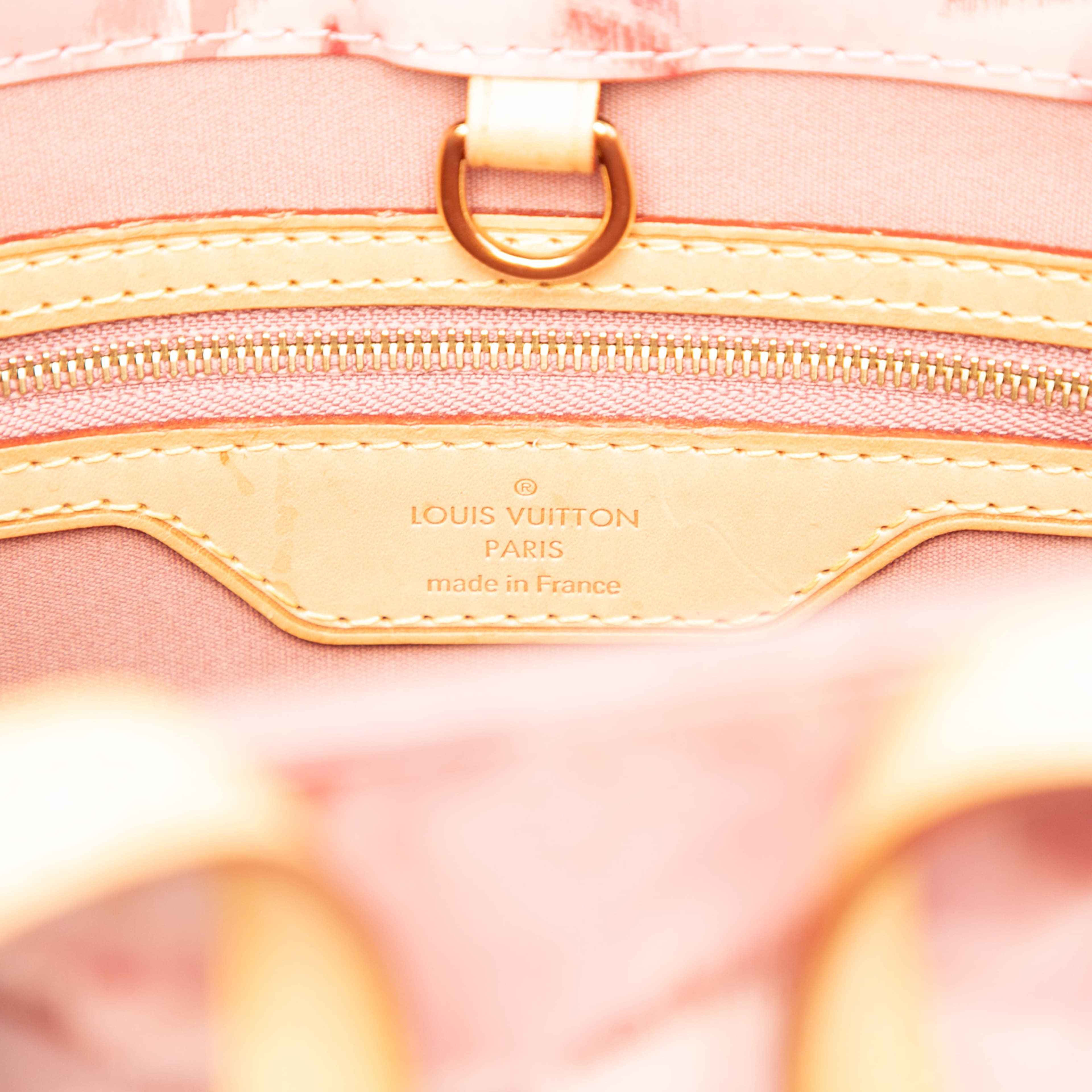 Louis Vuitton Monogram Vernis Ikat Catalina Bb, från Luxclusif, i färgen pink. Klicka för att öppna bilden i stort format