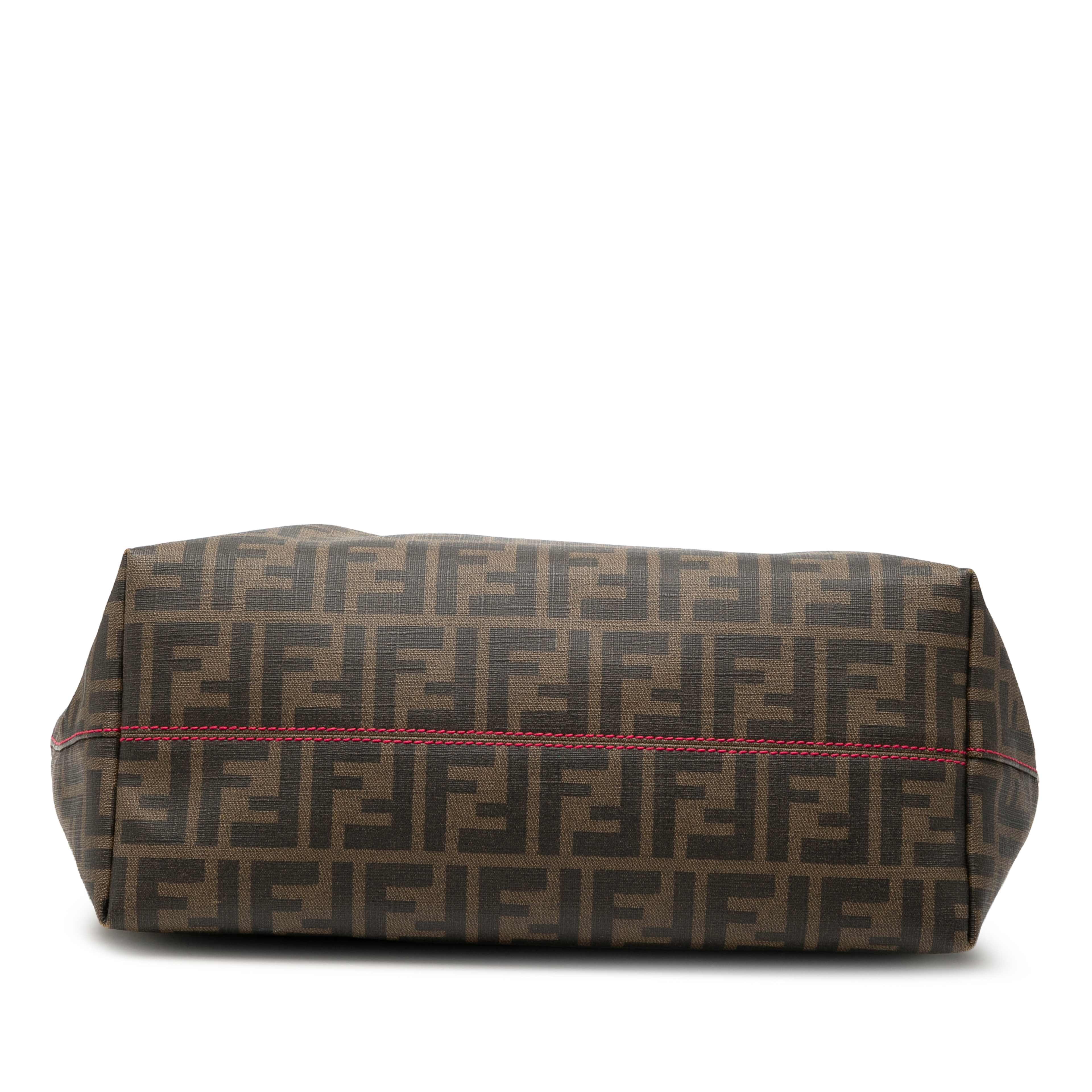 Fendi Small Zucca Spalmati Roll Tote, från Luxclusif, i färgen brown. Klicka för att öppna bilden i stort format